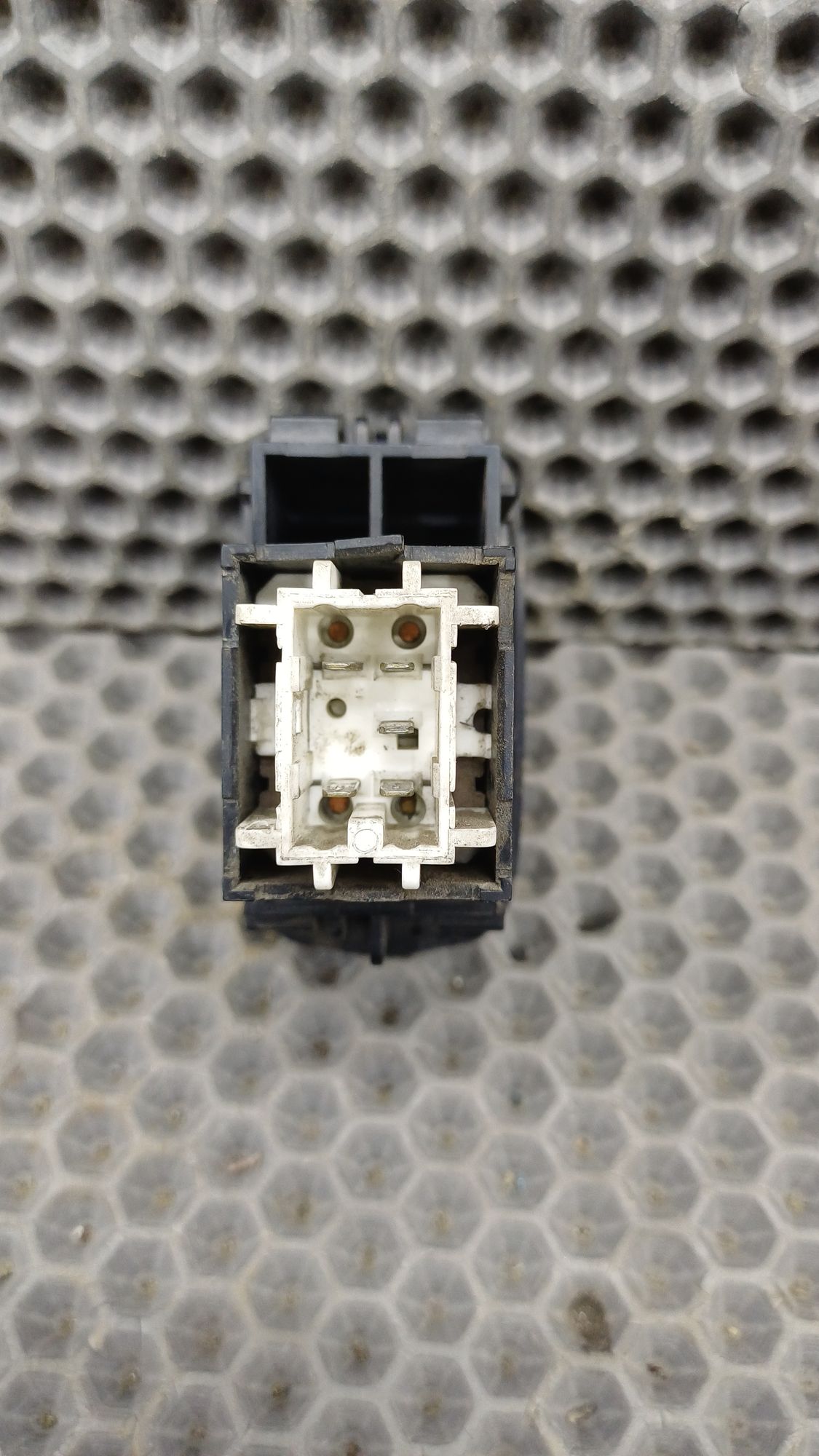 Б/У Кнопка стеклоподъемника задняя левая Toyota CARINA E 6 дорест. 1992—1996 1994 Зеленый, 499 рублей, Краснодар