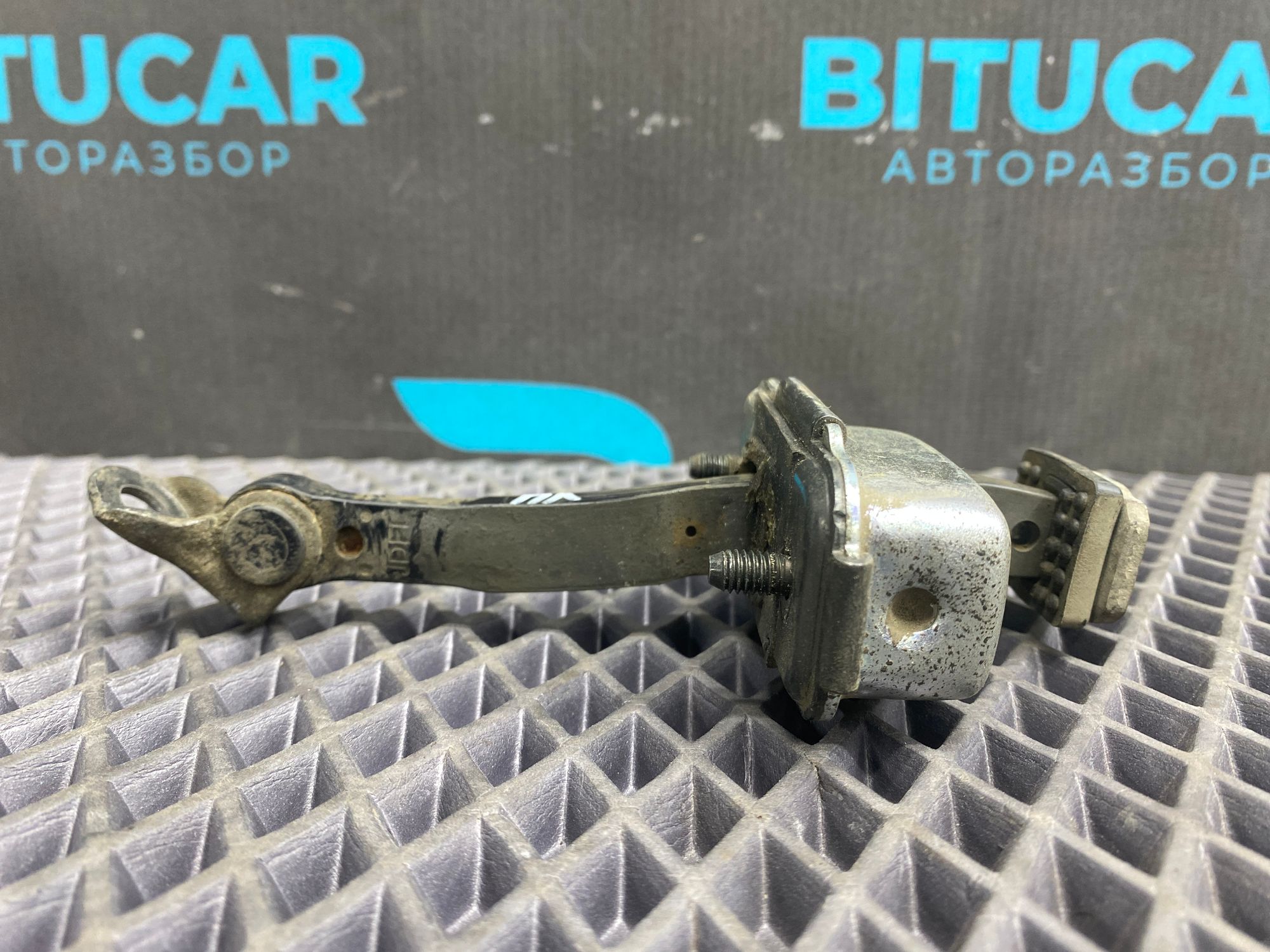https://ycs.partsauto.market/partsauto-images/thmbs/userImages/c8f07ba63eb5b2f0f6006ea854bf8f7d/part/153baa38-2e94-453d-97f9-a75ac0150e32_1774006349416.jpg