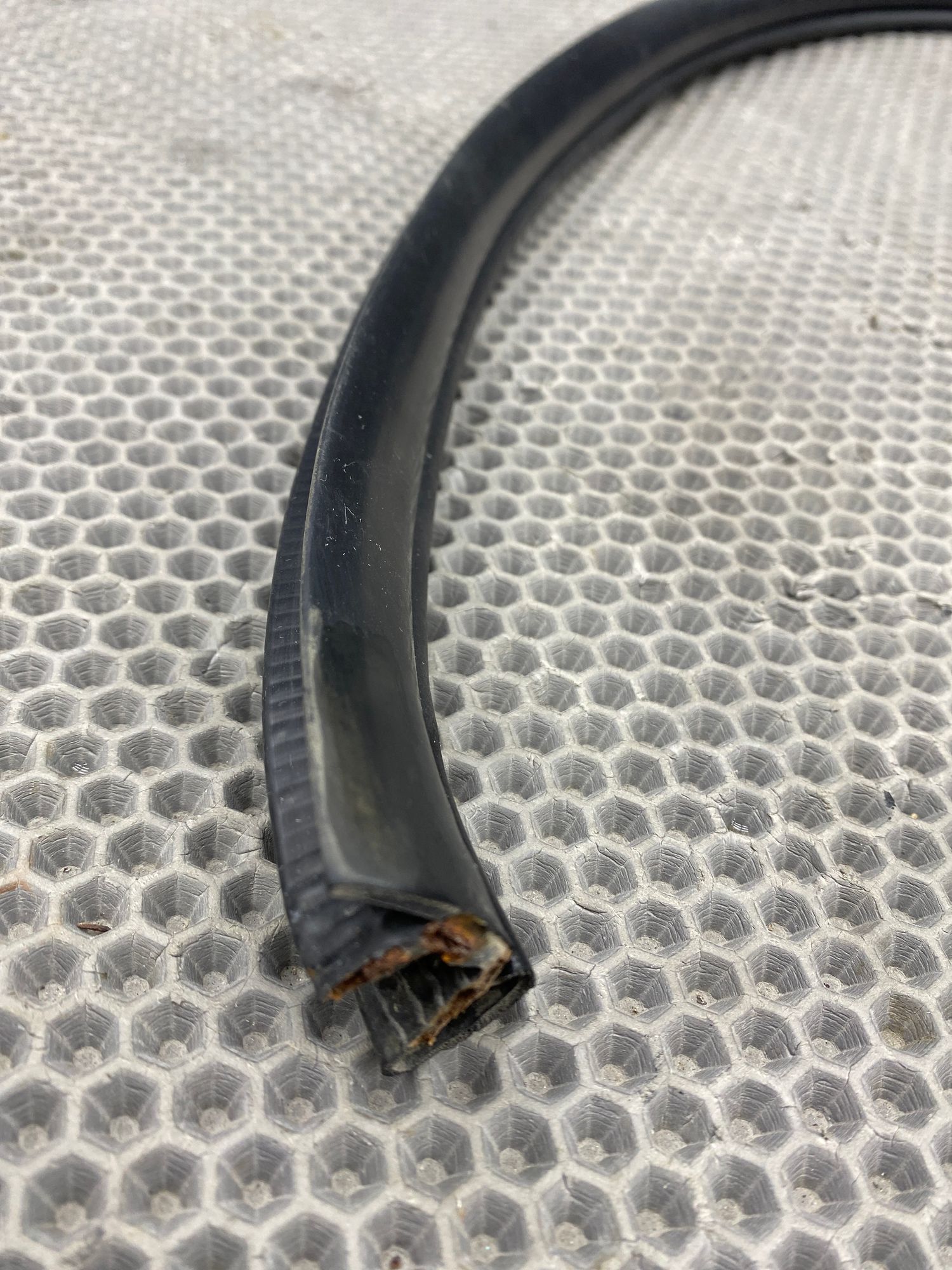 Б/У Уплотнитель дверного проема задний левый Kia Ceed 1 ED (G4FC) 1.6L AT 2010 хэтчбек, 990 рублей, Краснодар