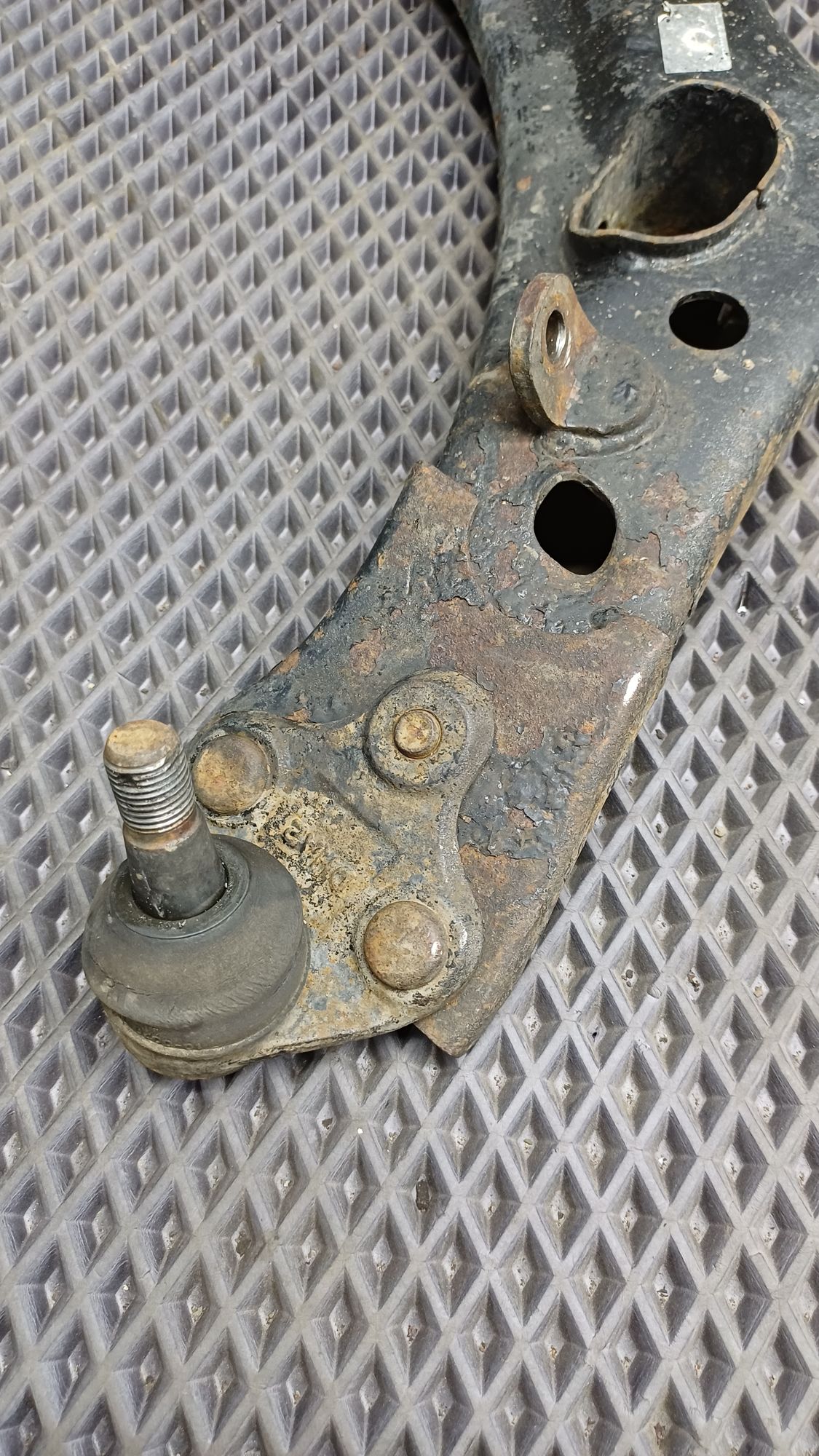 Б/У Рычаг передний правый нижний Toyota CARINA E 6 дорест. 1992—1996 1994 Зеленый, 1290 рублей, Краснодар