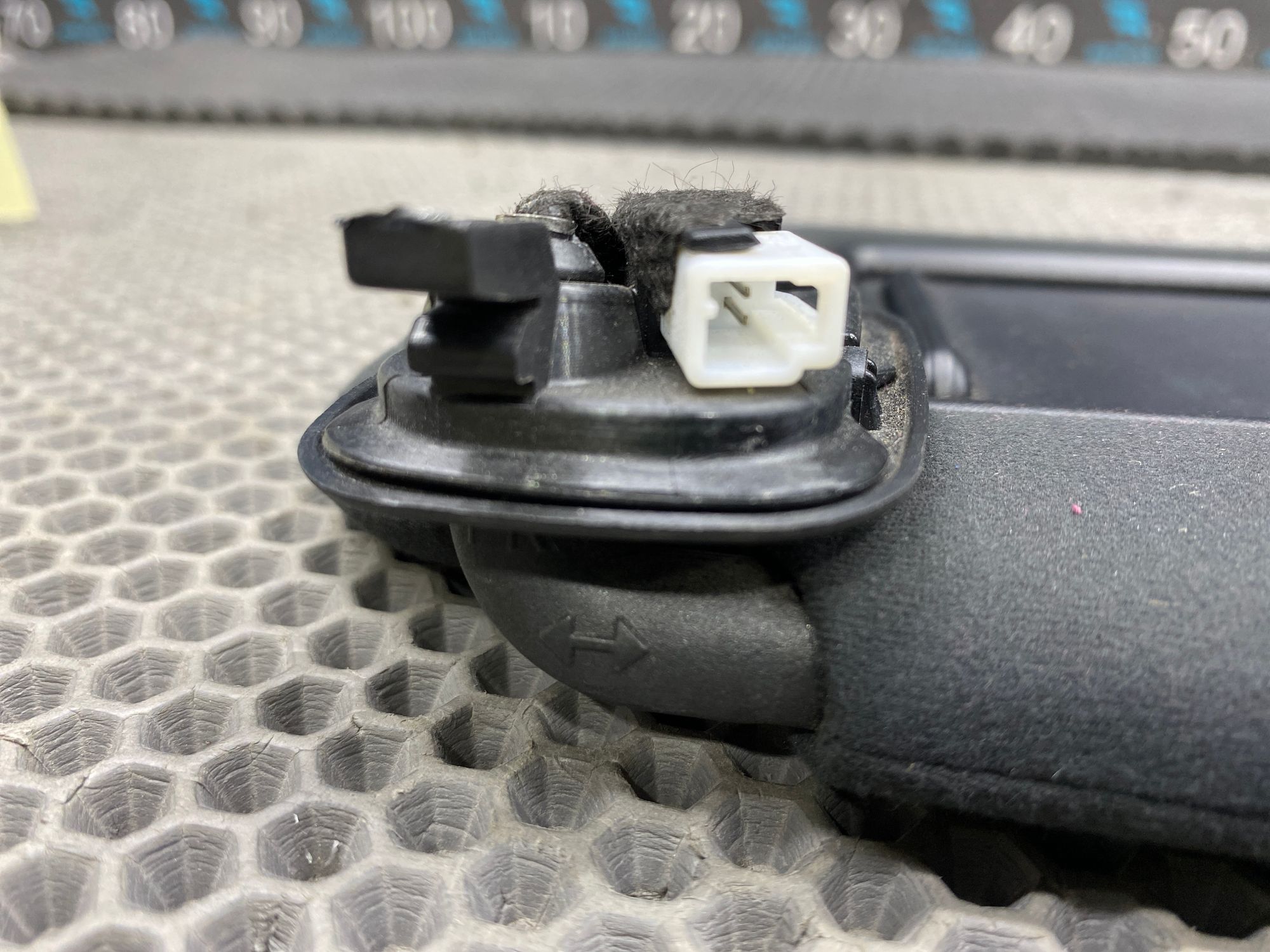 https://ycs.partsauto.market/partsauto-images/thmbs/userImages/c8f07ba63eb5b2f0f6006ea854bf8f7d/part/1d35d26d-8ffe-43dc-a3ab-d7cfc07748b5_1777792729419.jpg