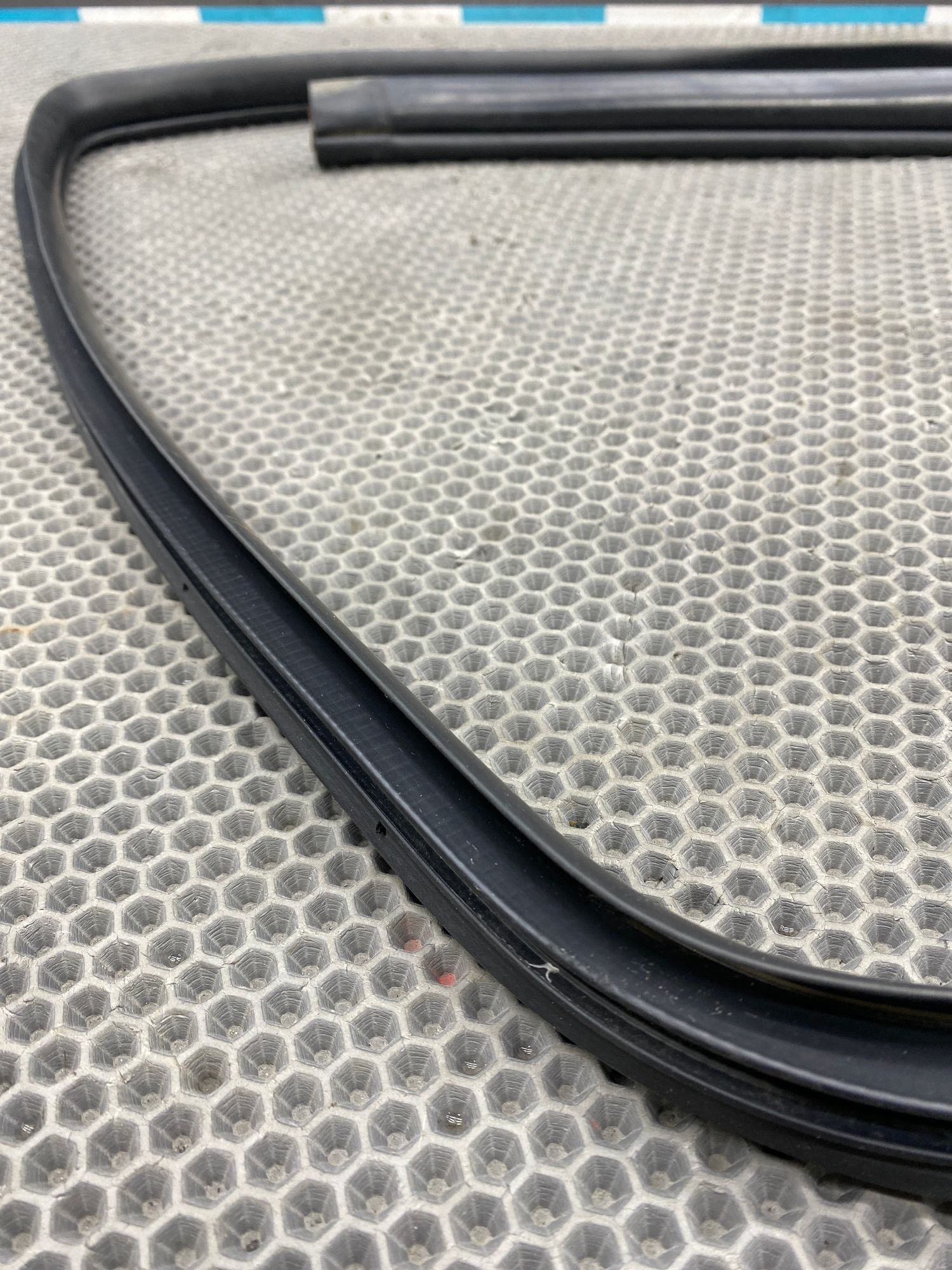 Б/У Уплотнитель дверного проема задний левый Kia Ceed 1 ED (G4FC) 1.6L AT 2010 хэтчбек, 990 рублей, Краснодар