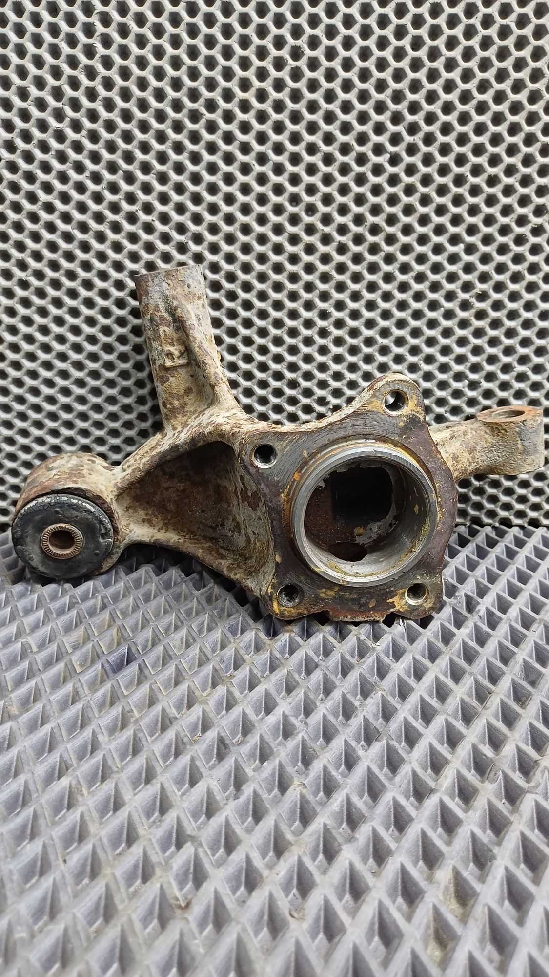 Б/У Поворотный кулак задний правый Toyota CARINA E 6 дорест. 1992—1996 1994 Зеленый, 1990 рублей, Краснодар