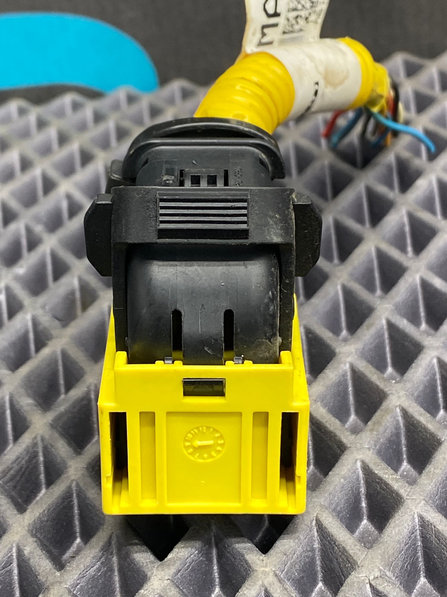 Б/У Фишка блока airbag центральной консоли Kia Ceed 2 JD (G4FG) 1.6L AT 2013 Хэтчбек, 990 рублей, Краснодар