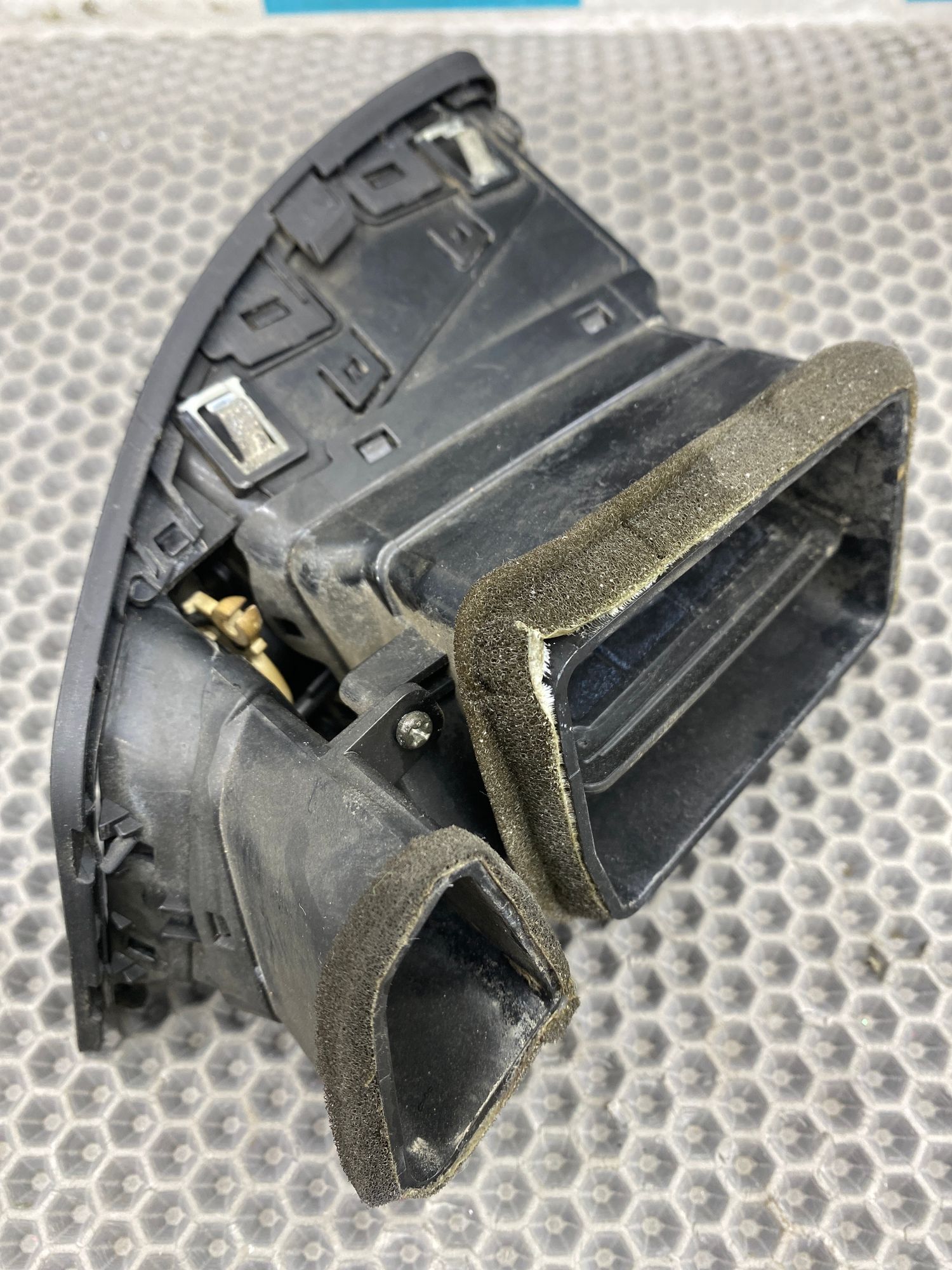 https://ycs.partsauto.market/partsauto-images/thmbs/userImages/c8f07ba63eb5b2f0f6006ea854bf8f7d/part/2ebb5dcf-902a-4d14-a61d-bb4873b47743_1775049642915.jpg