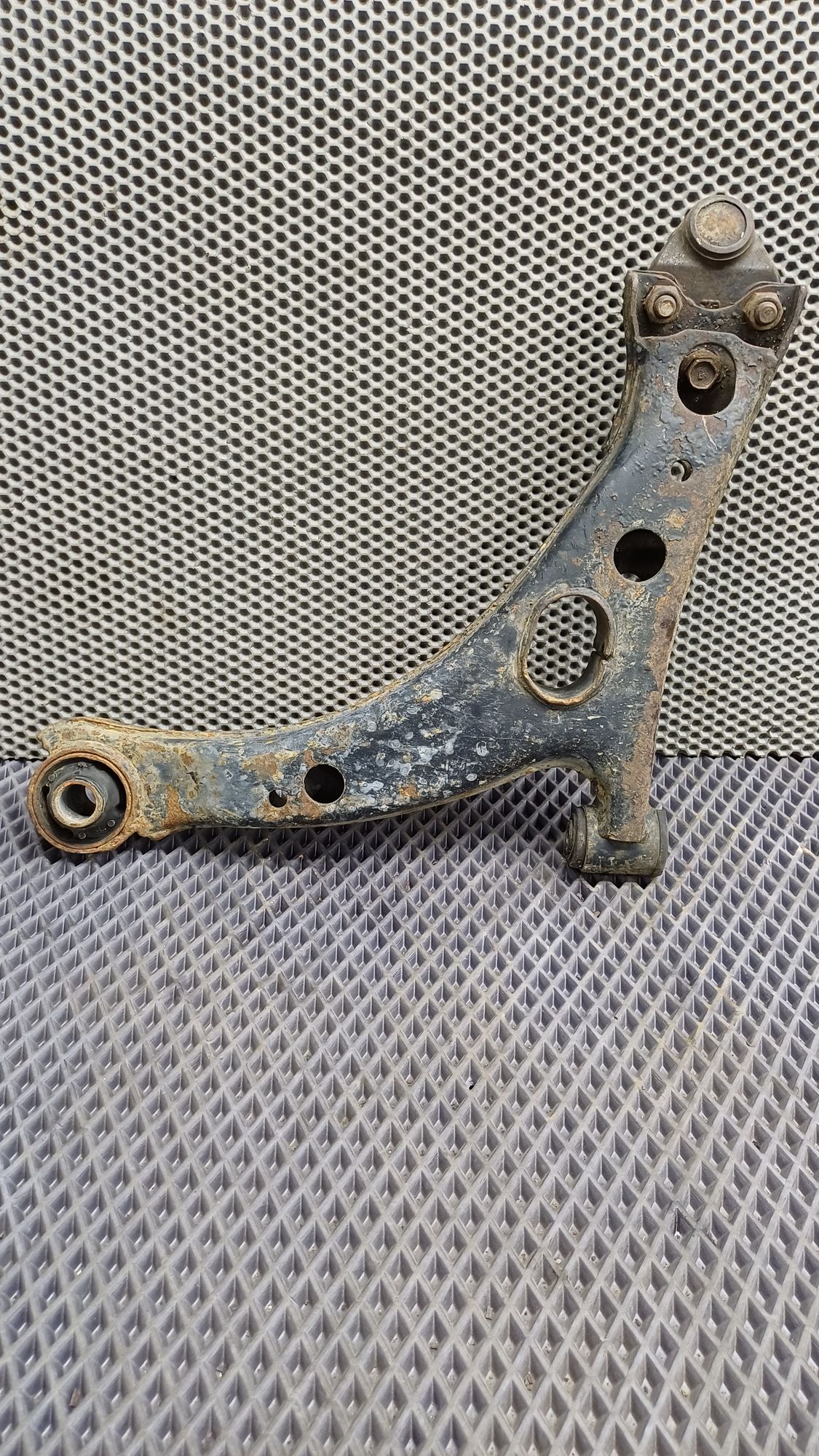 Б/У Рычаг передний правый нижний Toyota CARINA E 6 дорест. 1992—1996 1994 Зеленый, 1290 рублей, Краснодар