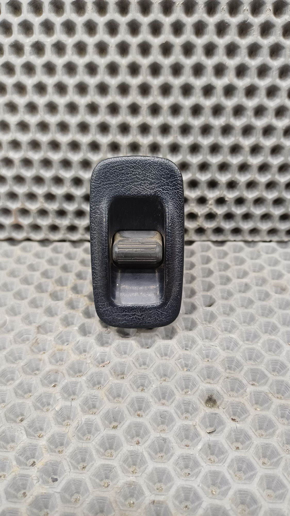 Б/У Кнопка стеклоподъемника задняя левая Toyota CARINA E 6 дорест. 1992—1996 1994 Зеленый, 499 рублей, Краснодар