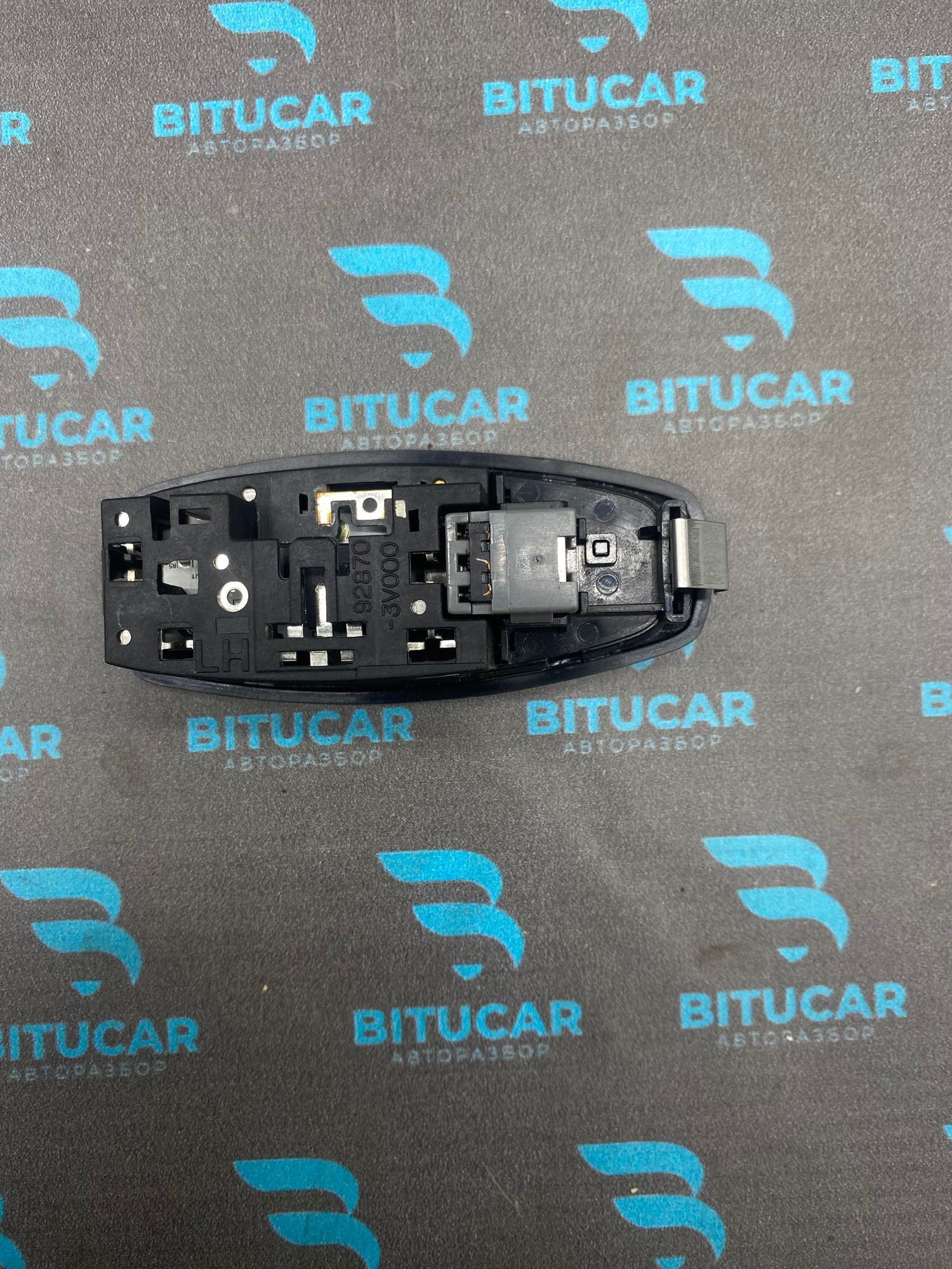 https://ycs.partsauto.market/partsauto-images/thmbs/userImages/c8f07ba63eb5b2f0f6006ea854bf8f7d/part/32f99068-cec1-4c31-8e50-03326c54517f_1772033517014.jpg