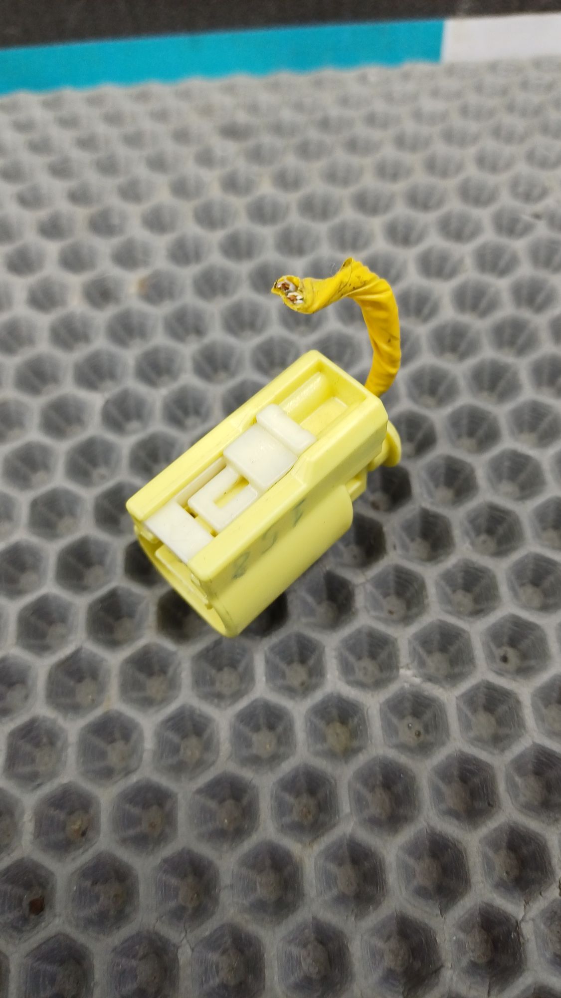 Б/У Фишка проводки водительского сидения Kia Ceed 2 JD (G4FG) 1.6L MT 2015 Хэтчбек, 499 рублей, Краснодар