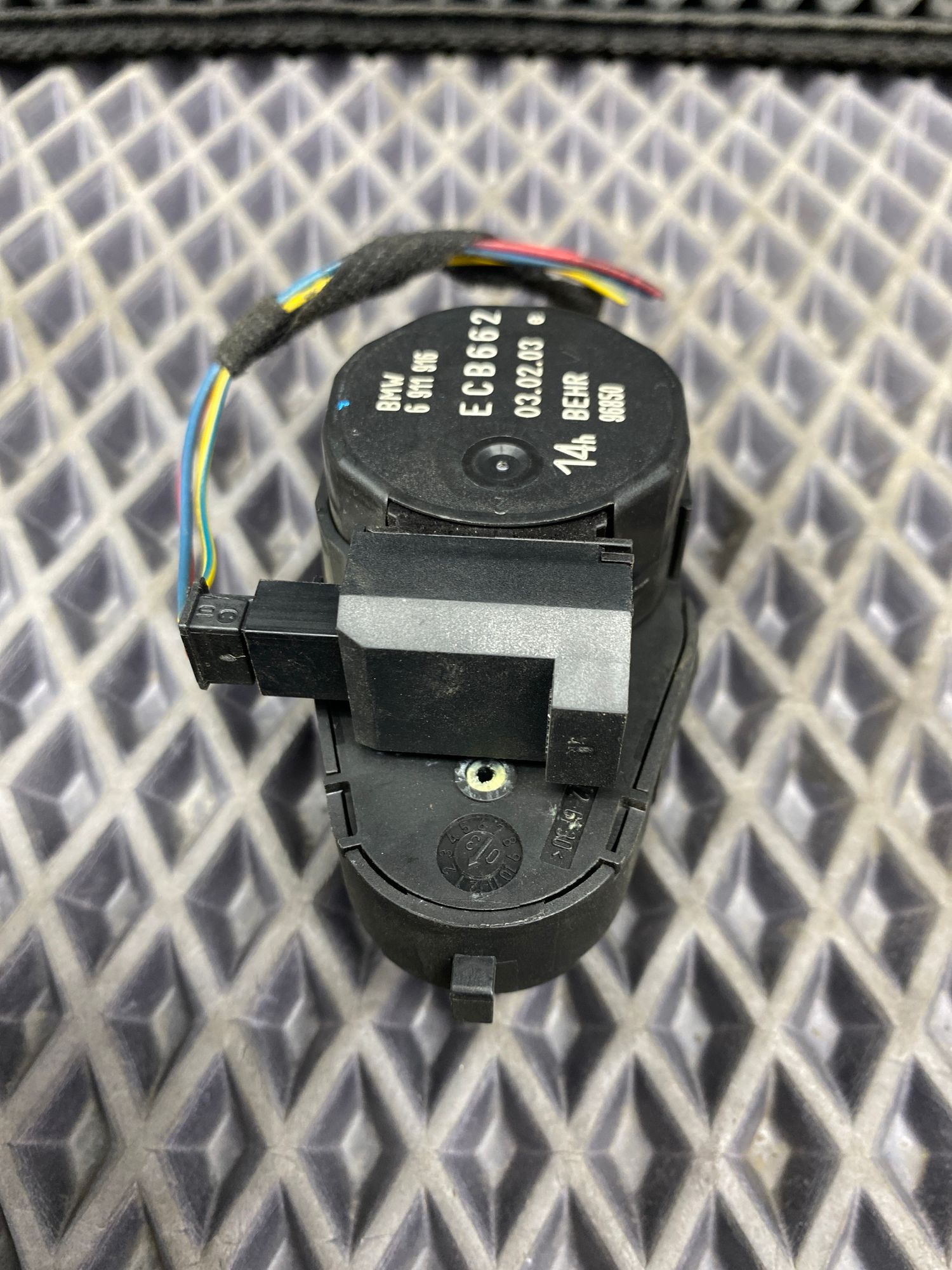 Б/У Сервопривод заслонки отопителя BMW 7-Series 4 дорест. 2001—2005 2003 Черный, 890 рублей, Краснодар