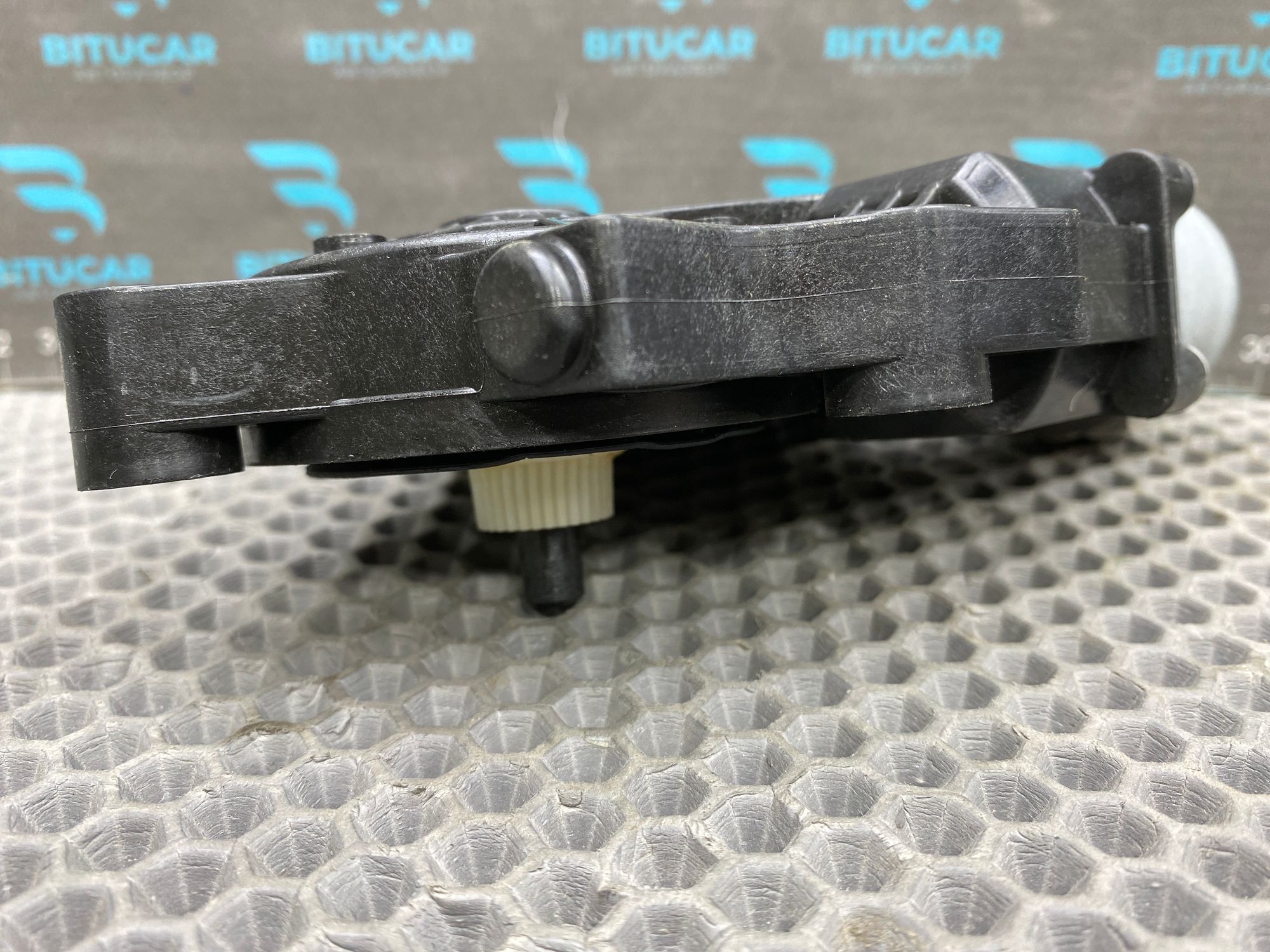 https://ycs.partsauto.market/partsauto-images/thmbs/userImages/c8f07ba63eb5b2f0f6006ea854bf8f7d/part/3a338efb-350e-4e41-ba0e-c0250bd7047e_1777645904253.jpg
