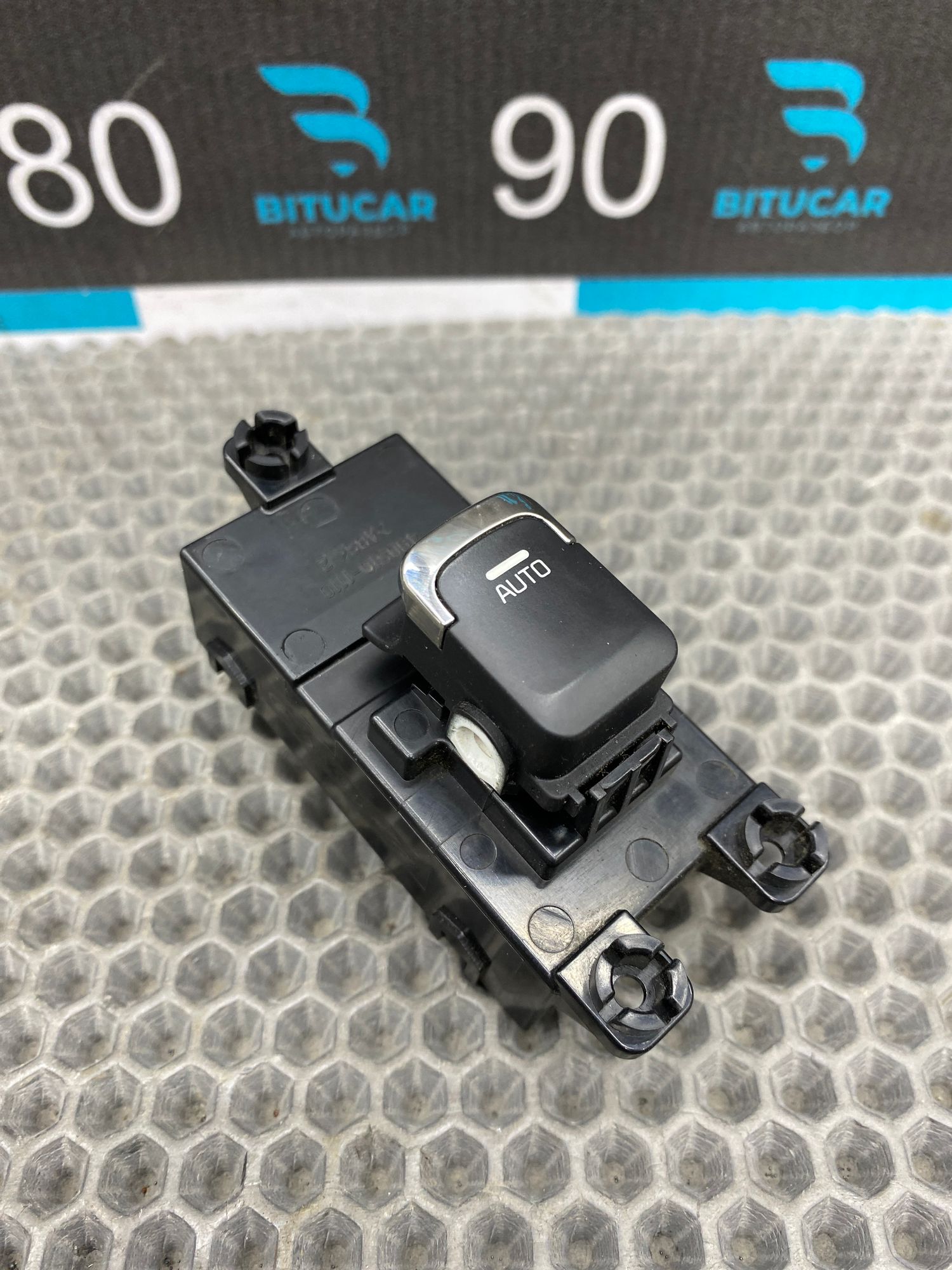 https://ycs.partsauto.market/partsauto-images/thmbs/userImages/c8f07ba63eb5b2f0f6006ea854bf8f7d/part/3dc8e310-d11b-423c-8173-90402b5decf3_1765541626719.jpg