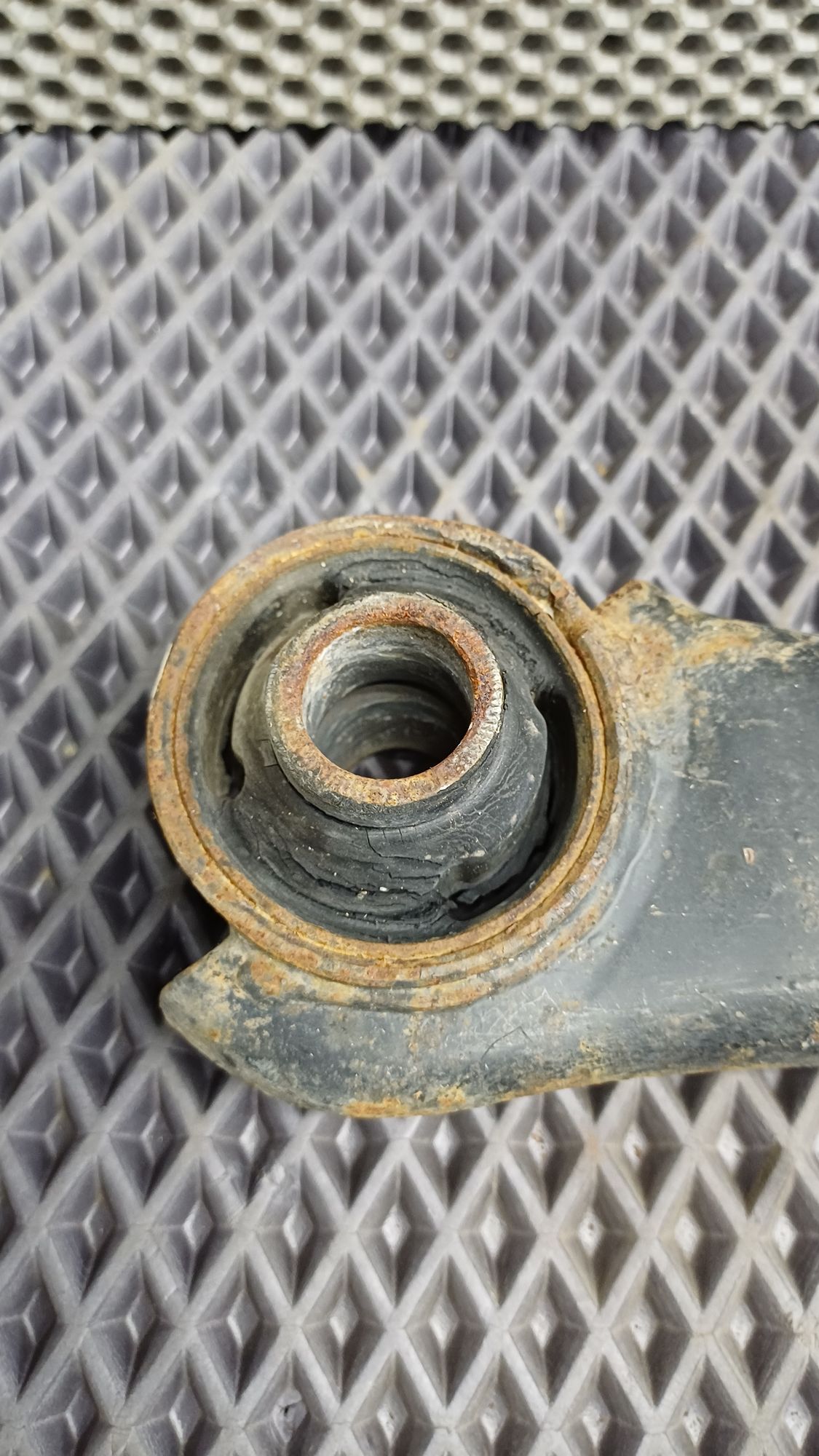 Б/У Рычаг передний правый нижний Toyota CARINA E 6 дорест. 1992—1996 1994 Зеленый, 1290 рублей, Краснодар