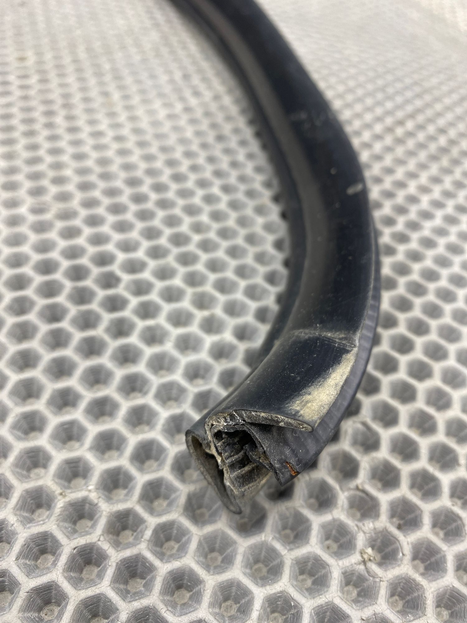 Б/У Уплотнитель дверного проема задний левый Kia Ceed 1 ED (G4FC) 1.6L AT 2010 хэтчбек, 990 рублей, Краснодар