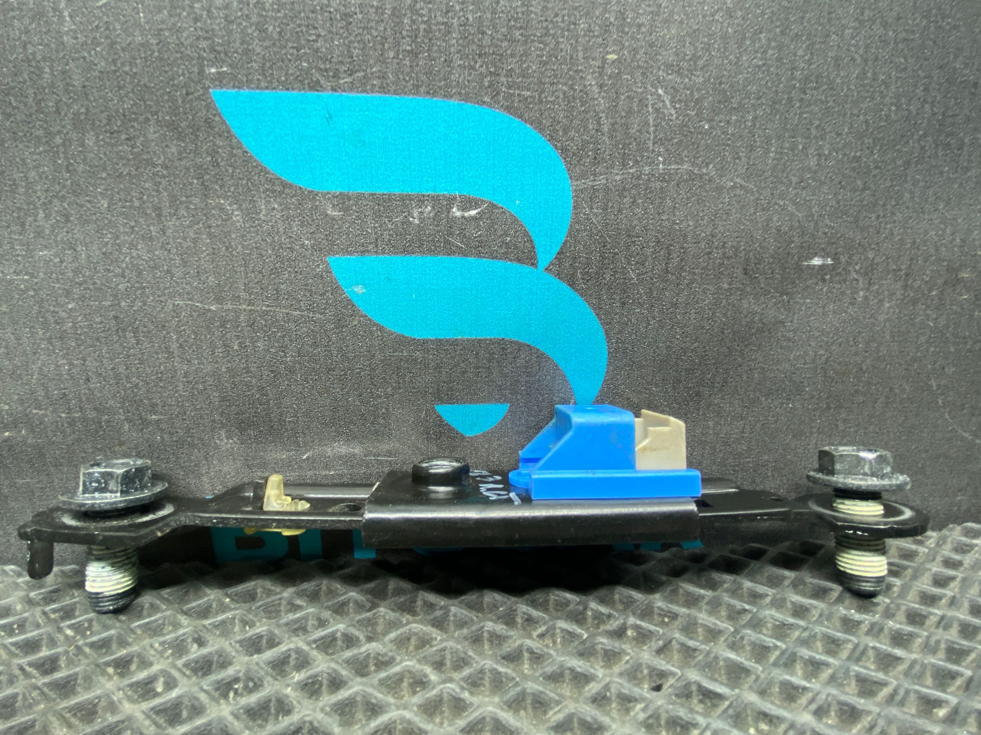 https://ycs.partsauto.market/partsauto-images/thmbs/userImages/c8f07ba63eb5b2f0f6006ea854bf8f7d/part/4d5e4fb7-e239-4b57-b099-0e399eaa95a6_1776940550297.jpg