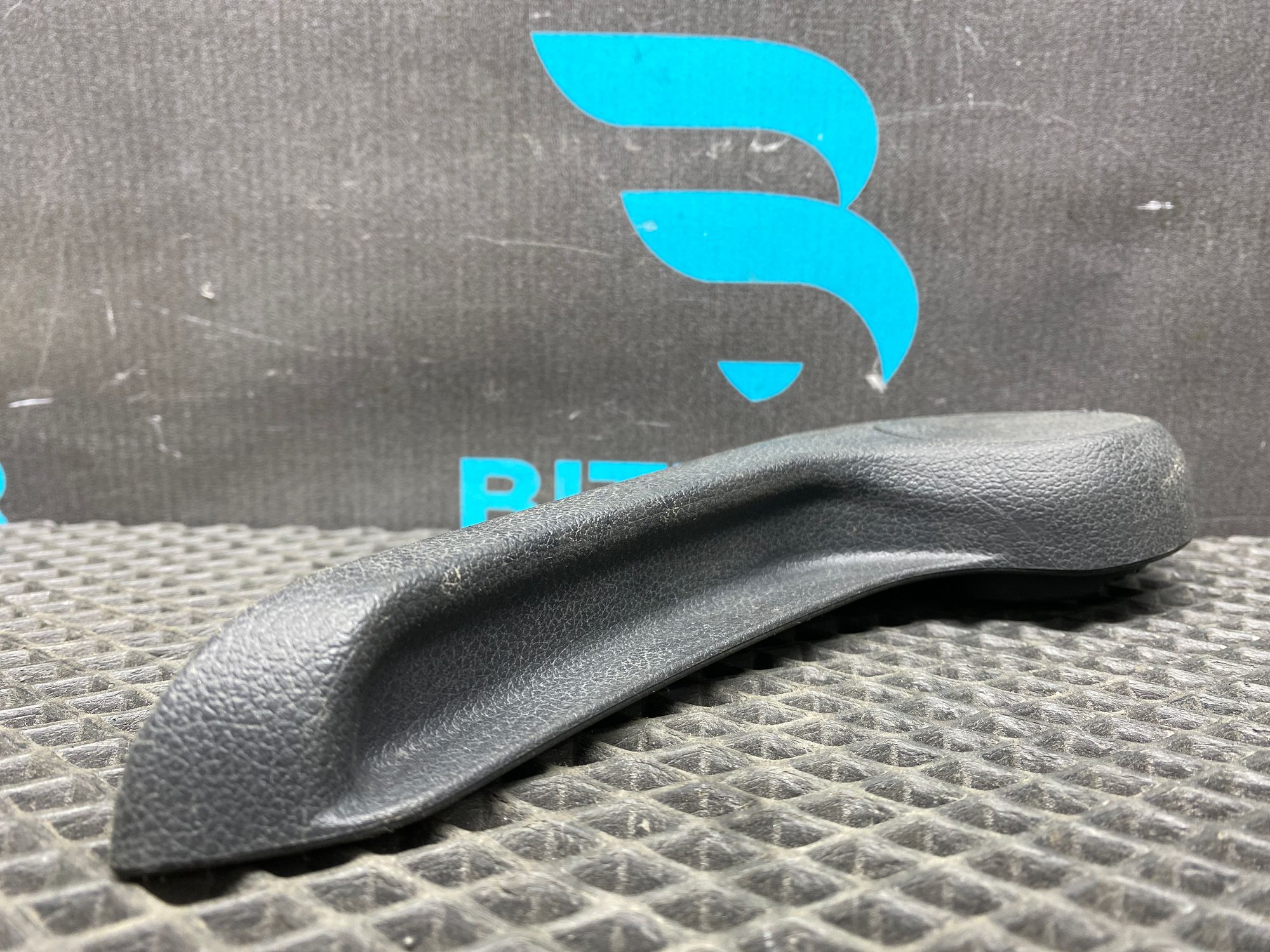 https://ycs.partsauto.market/partsauto-images/thmbs/userImages/c8f07ba63eb5b2f0f6006ea854bf8f7d/part/5c26536f-1861-4c1d-9783-727b1aa0fd6e_1776934683378.jpg