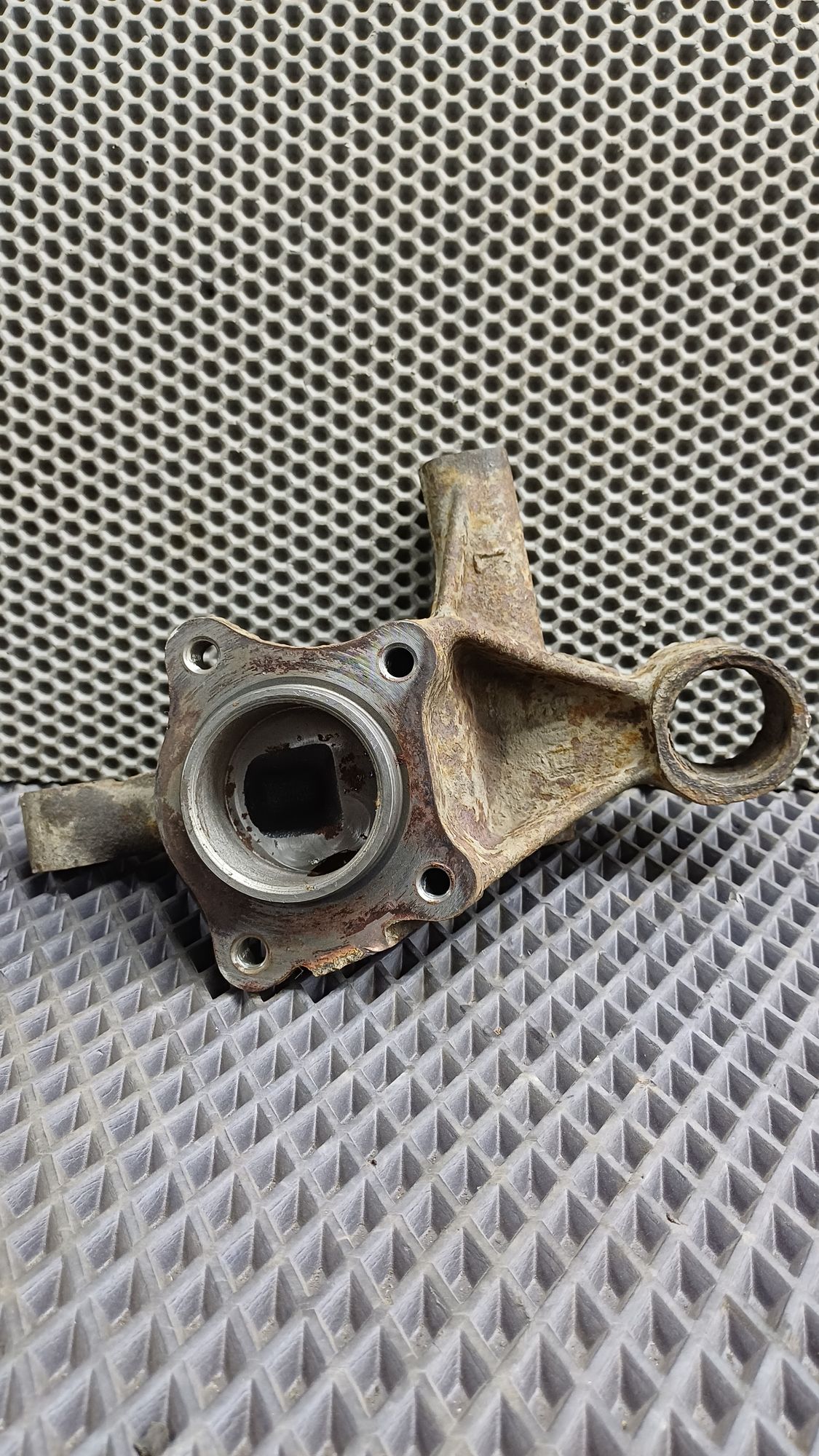 Б/У Поворотный кулак задний левый Toyota CARINA E 6 дорест. 1992—1996 1994 Зеленый, 1990 рублей, Краснодар