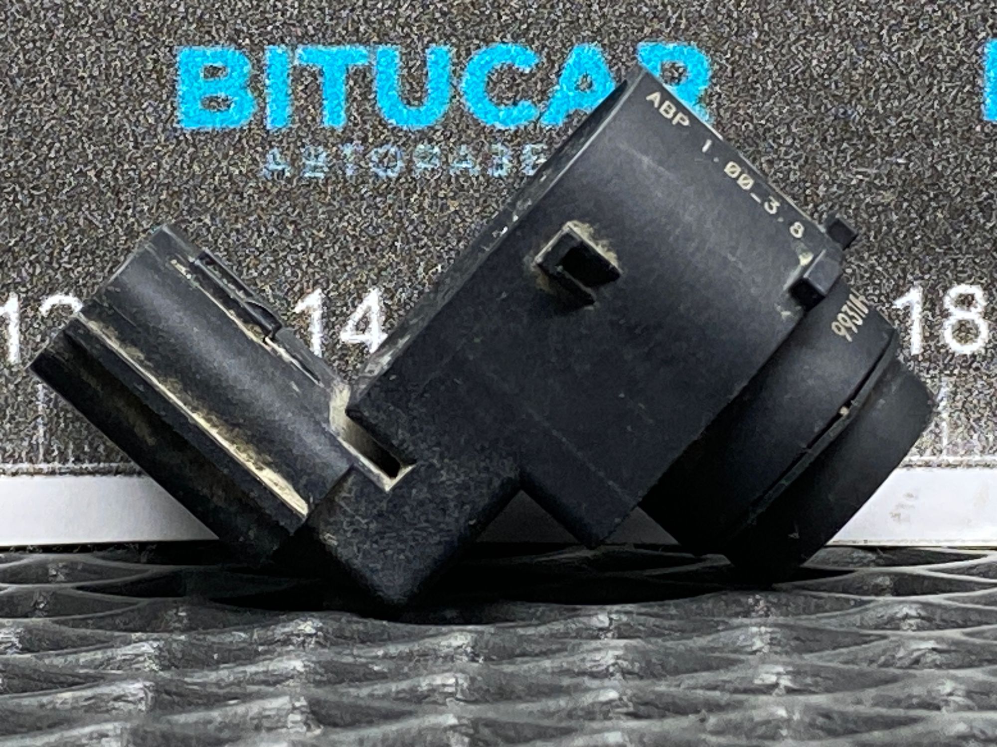 https://ycs.partsauto.market/partsauto-images/thmbs/userImages/c8f07ba63eb5b2f0f6006ea854bf8f7d/part/68d198e0-4171-494b-aaa4-bcb02b4378e3_1777707652754.jpg