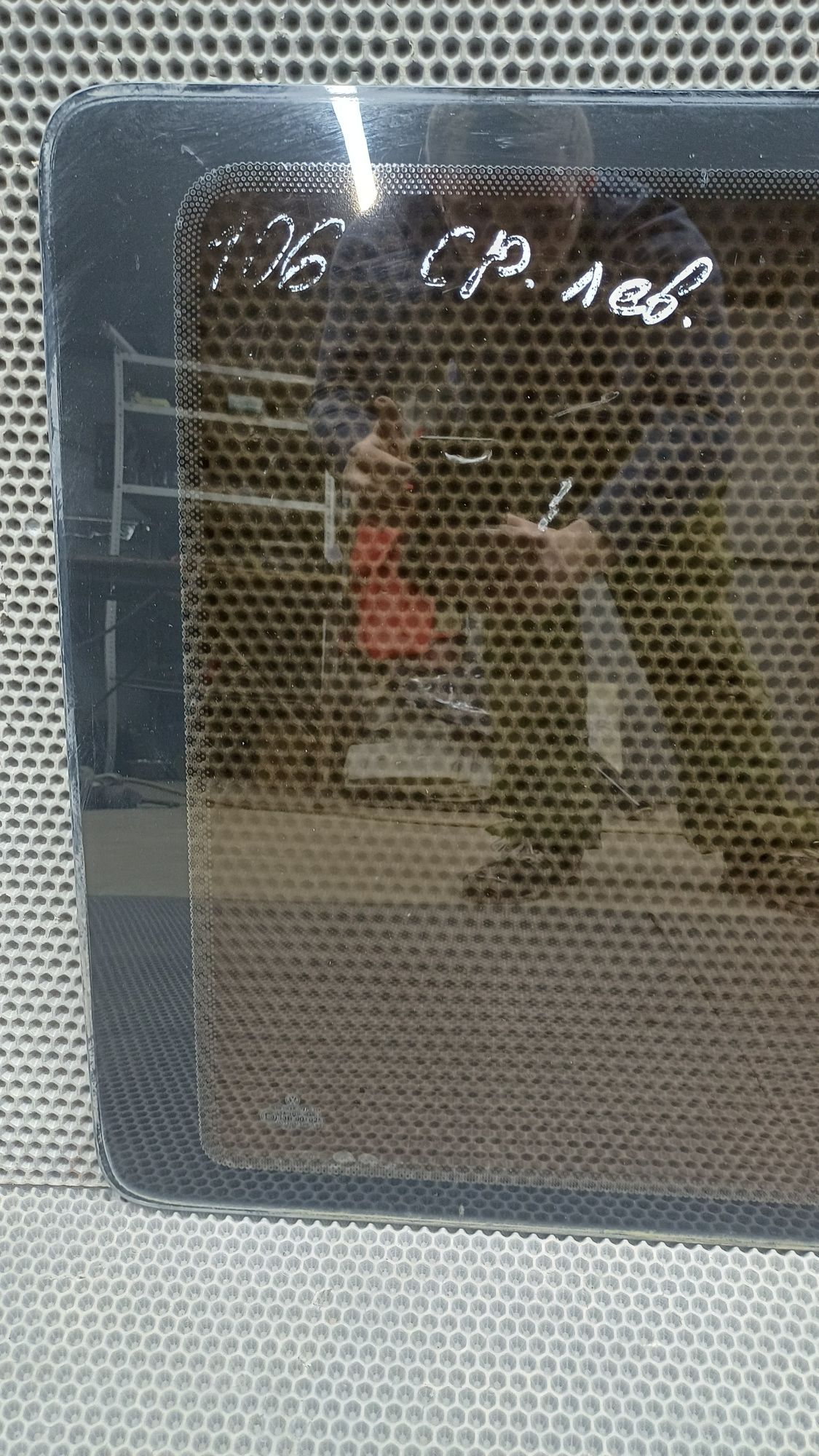 Б/У Стекло кузова боковое левое заднее глухое Volkswagen Transporter T4 4 дорест. 1990—2003 1993 синий, 2490 рублей, Краснодар