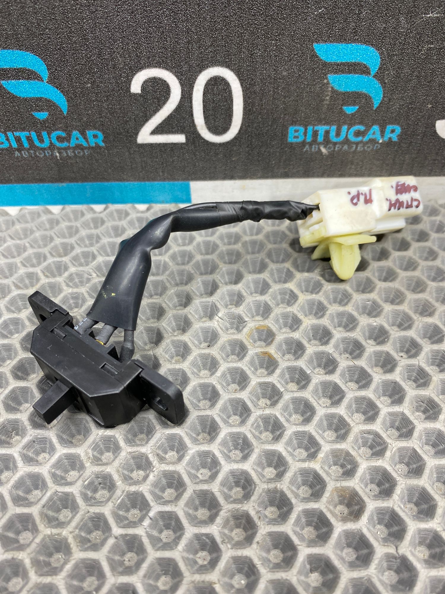 https://ycs.partsauto.market/partsauto-images/thmbs/userImages/c8f07ba63eb5b2f0f6006ea854bf8f7d/part/6998540f-f253-4bbf-8dc0-4335de401d90_1775230706219.jpg