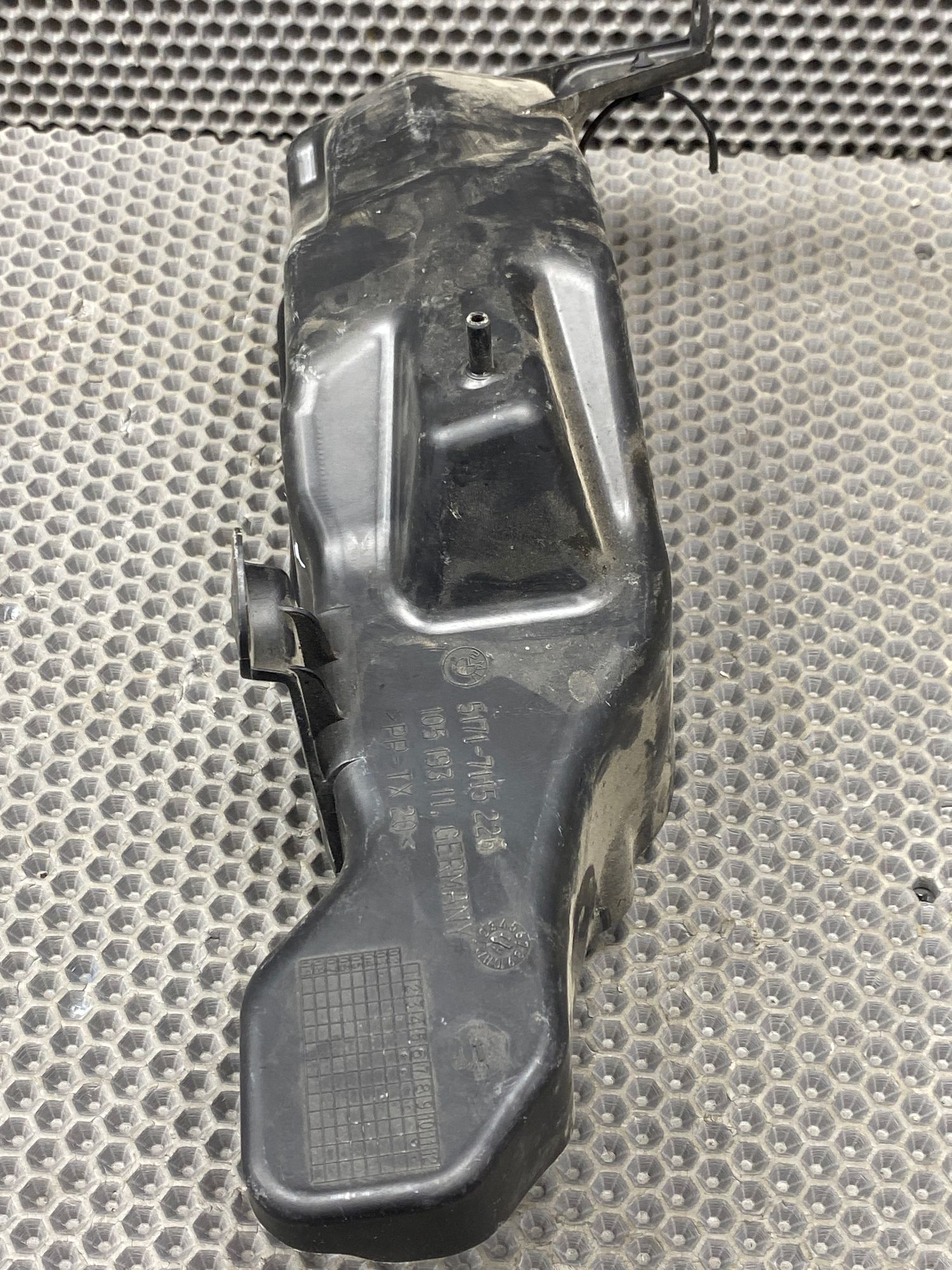 Б/У Накладка багажника правая BMW 7-Series 4 дорест. 2001—2005 2003 Черный, 990 рублей, Краснодар