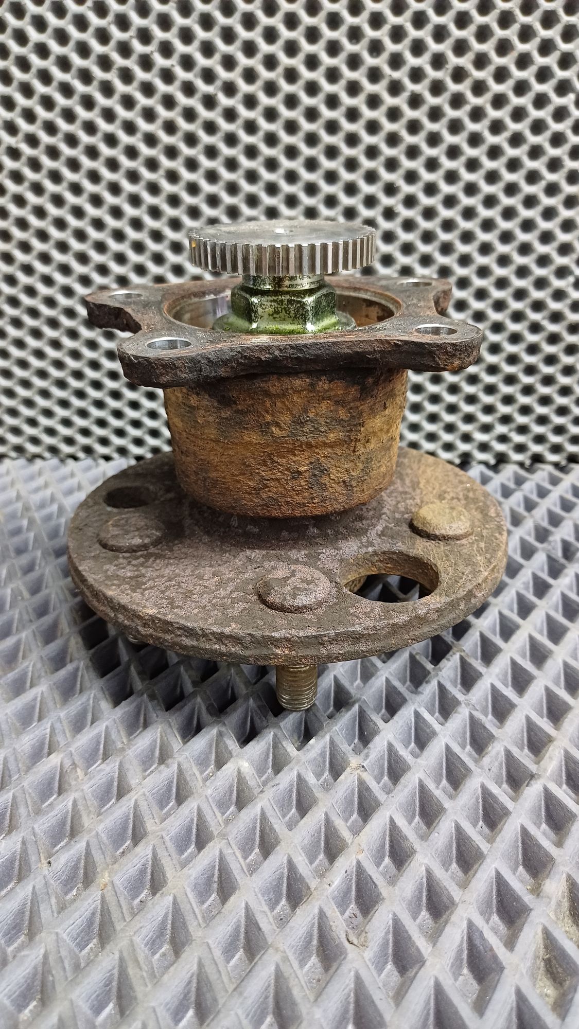 Б/У Ступица задняя левая Toyota CARINA E 6 дорест. 1992—1996 1994 Зеленый, 990 рублей, Краснодар