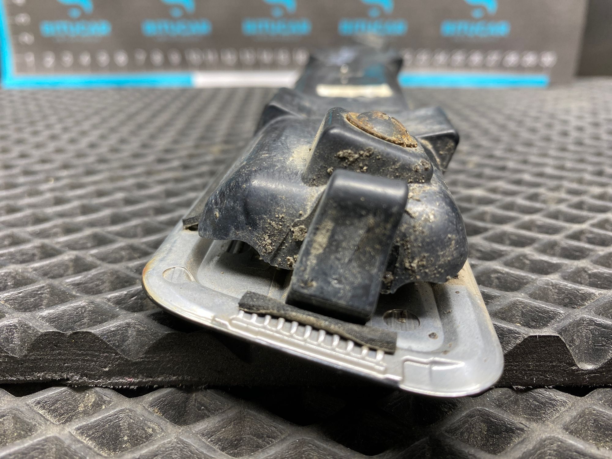 https://ycs.partsauto.market/partsauto-images/thmbs/userImages/c8f07ba63eb5b2f0f6006ea854bf8f7d/part/74c9a53f-8dbe-414c-b727-3ede0da64550_1777729745022.jpg