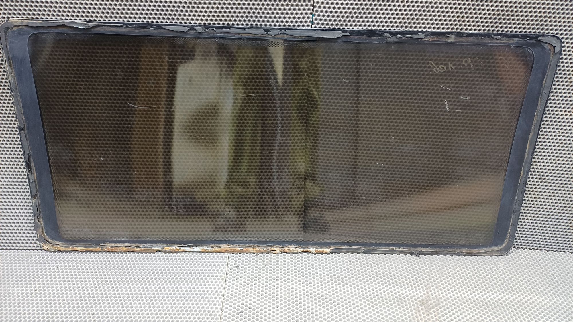 Б/У Стекло кузова боковое левое заднее глухое Volkswagen Transporter T4 4 дорест. 1990—2003 1993 синий, 2490 рублей, Краснодар