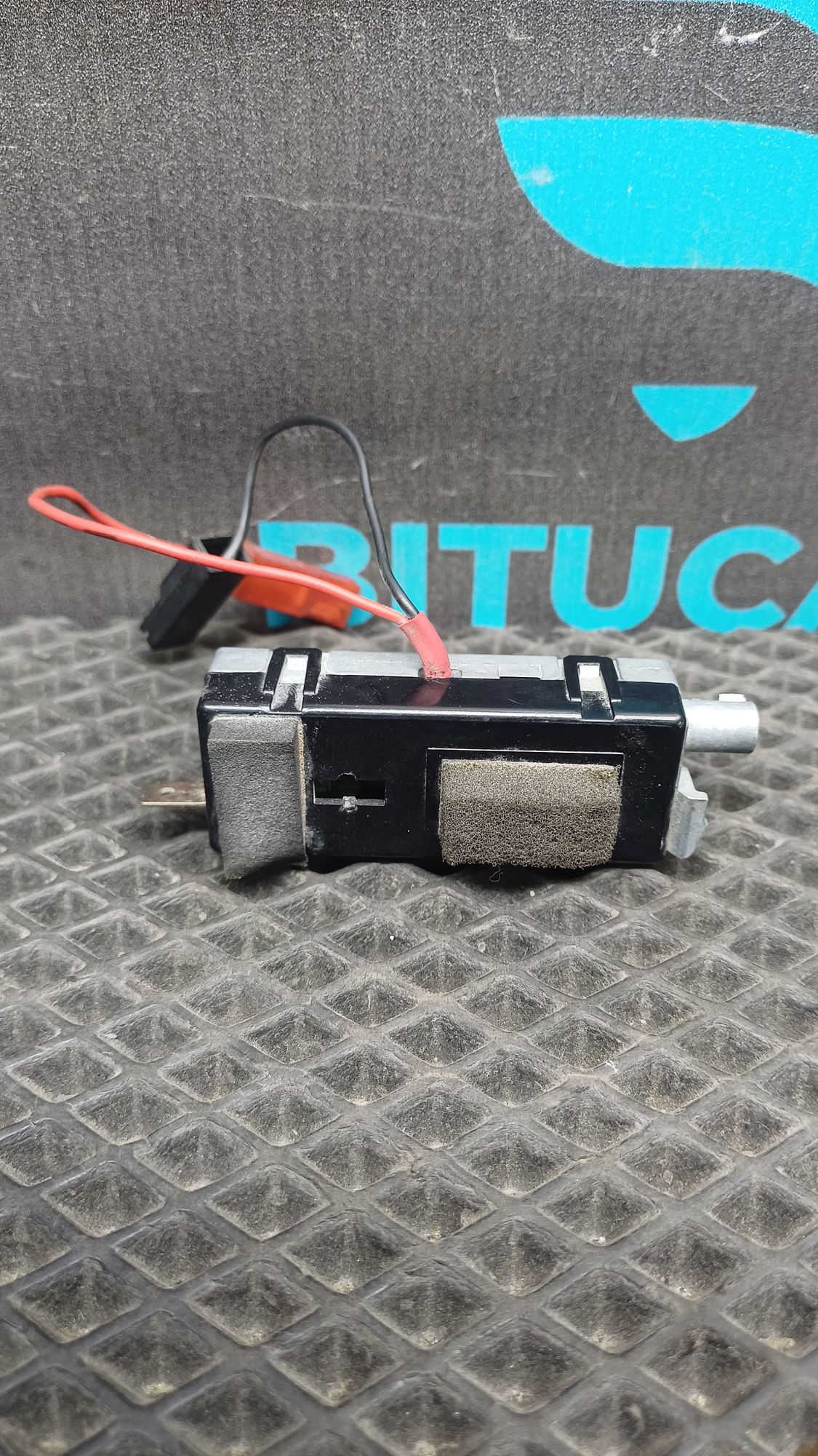 https://ycs.partsauto.market/partsauto-images/thmbs/userImages/c8f07ba63eb5b2f0f6006ea854bf8f7d/part/75af4e34-aa3b-4ac9-9acb-a9270b67a2a1_1777103163313.jpg