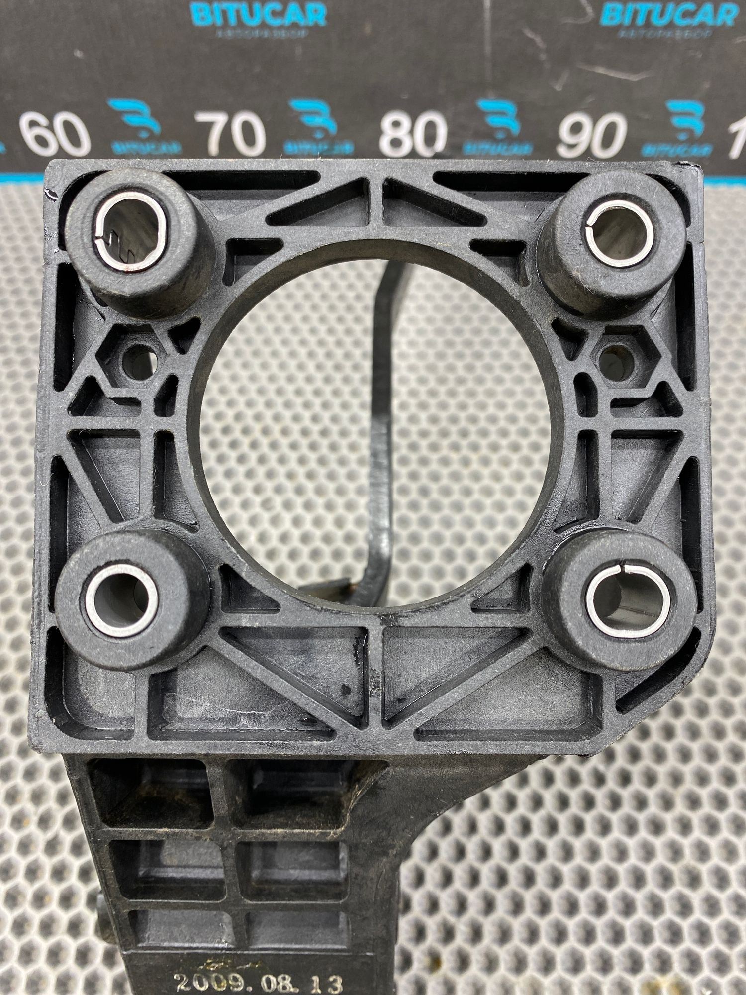 https://ycs.partsauto.market/partsauto-images/thmbs/userImages/c8f07ba63eb5b2f0f6006ea854bf8f7d/part/75da2b67-b9ce-4e98-977b-9ff833746e6a_1775034415437.jpg