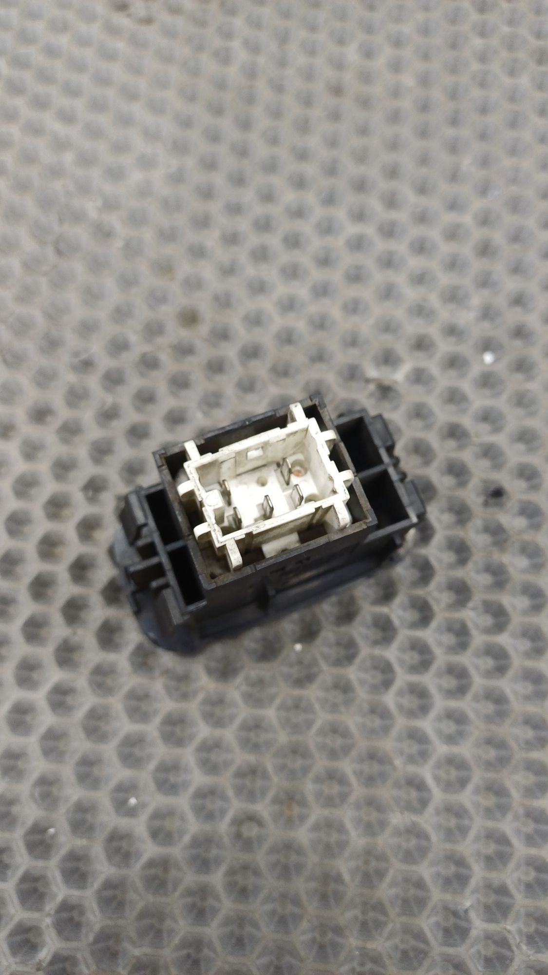 Б/У Кнопка стеклоподъемника задняя правая Toyota CARINA E 6 дорест. 1992—1996 1994 Зеленый, 590 рублей, Краснодар