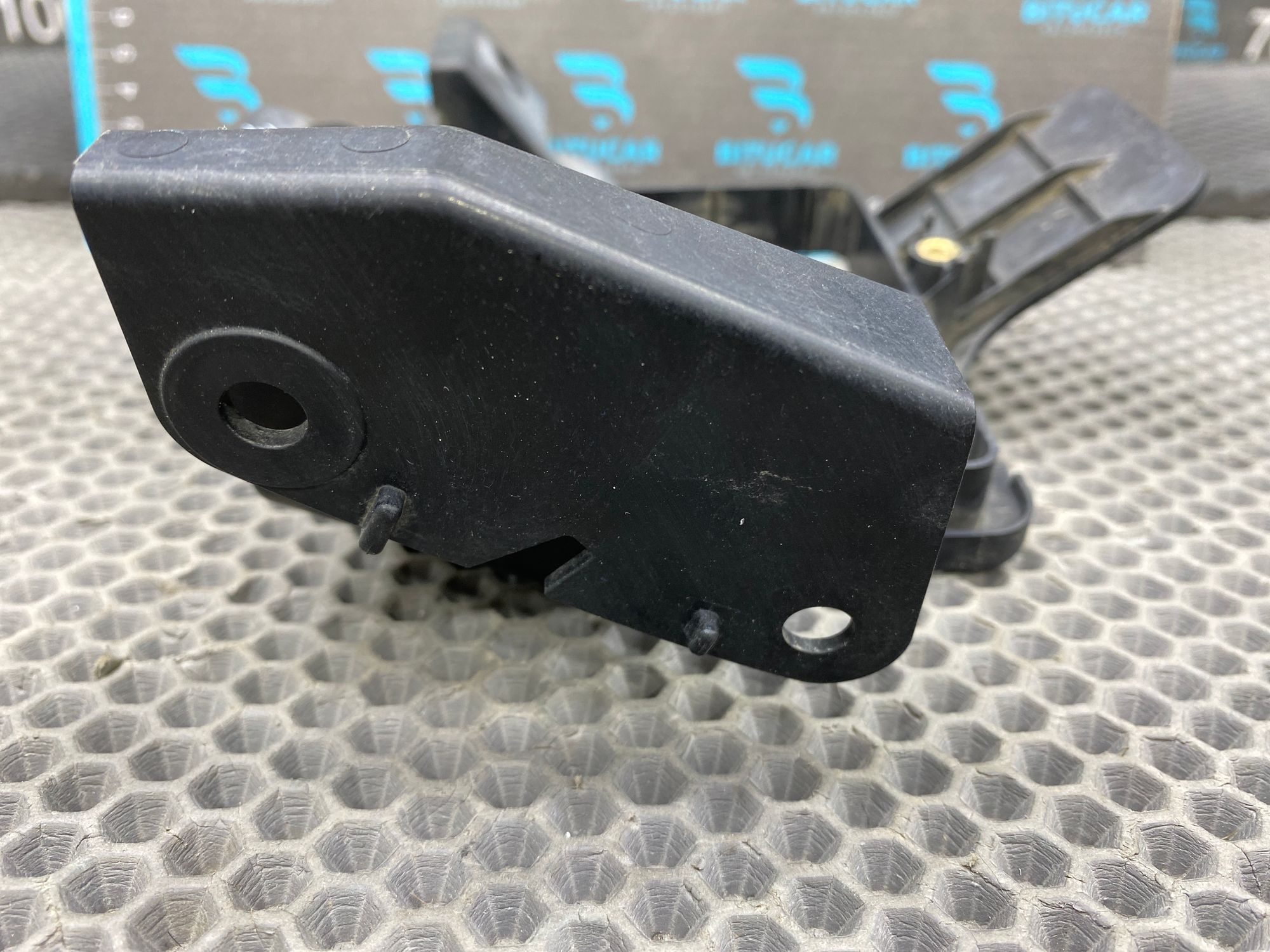 https://ycs.partsauto.market/partsauto-images/thmbs/userImages/c8f07ba63eb5b2f0f6006ea854bf8f7d/part/7f39770f-c55a-46f3-b433-4998840b26d6_1777810677542.jpg