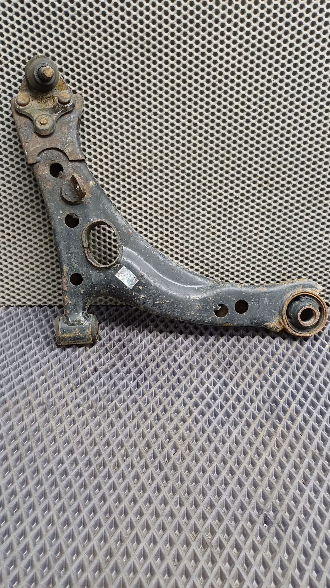 Б/У Рычаг передний правый нижний Toyota CARINA E 6 дорест. 1992—1996 1994 Зеленый, 1290 рублей, Краснодар