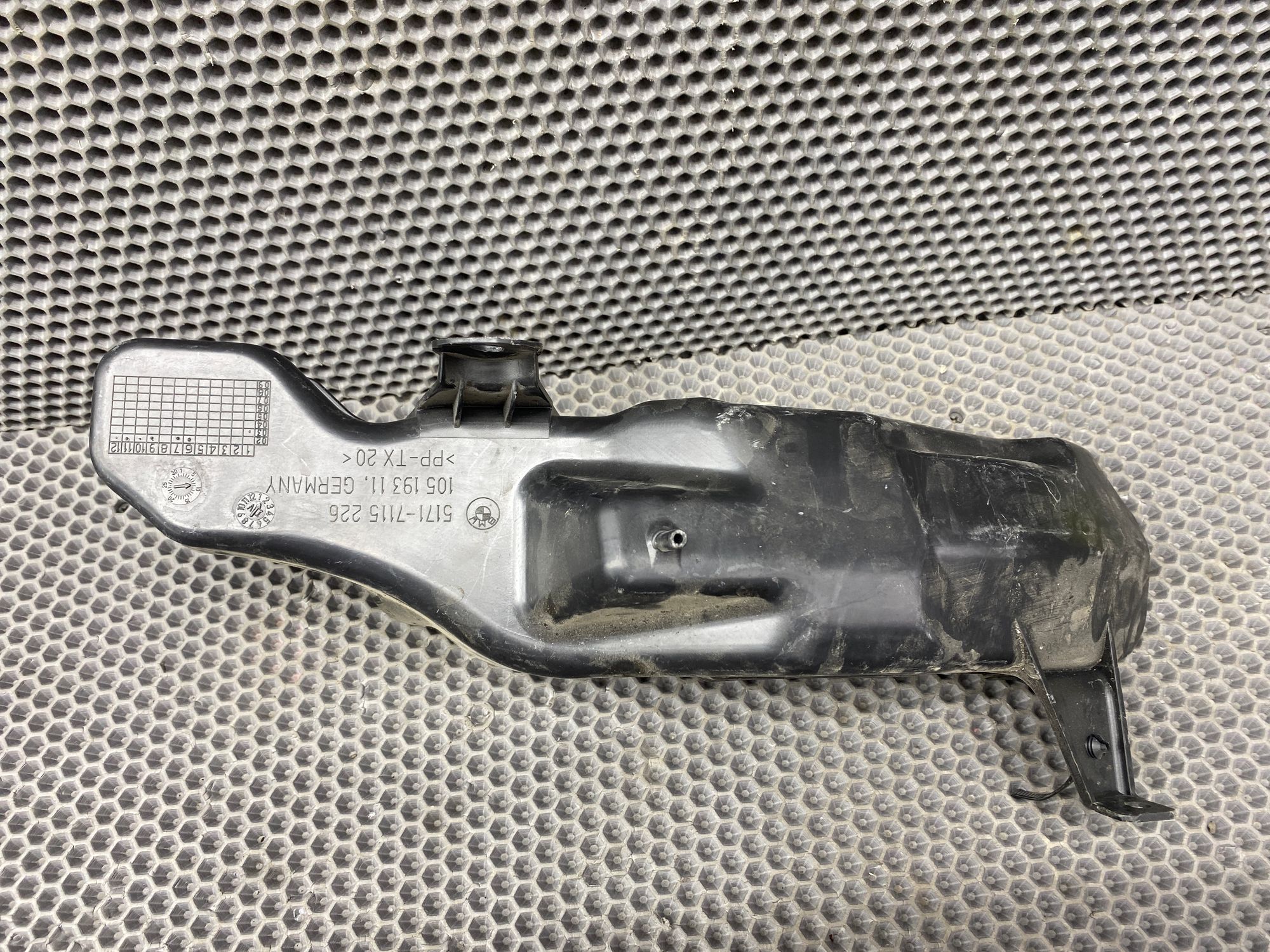 Б/У Накладка багажника правая BMW 7-Series 4 дорест. 2001—2005 2003 Черный, 990 рублей, Краснодар