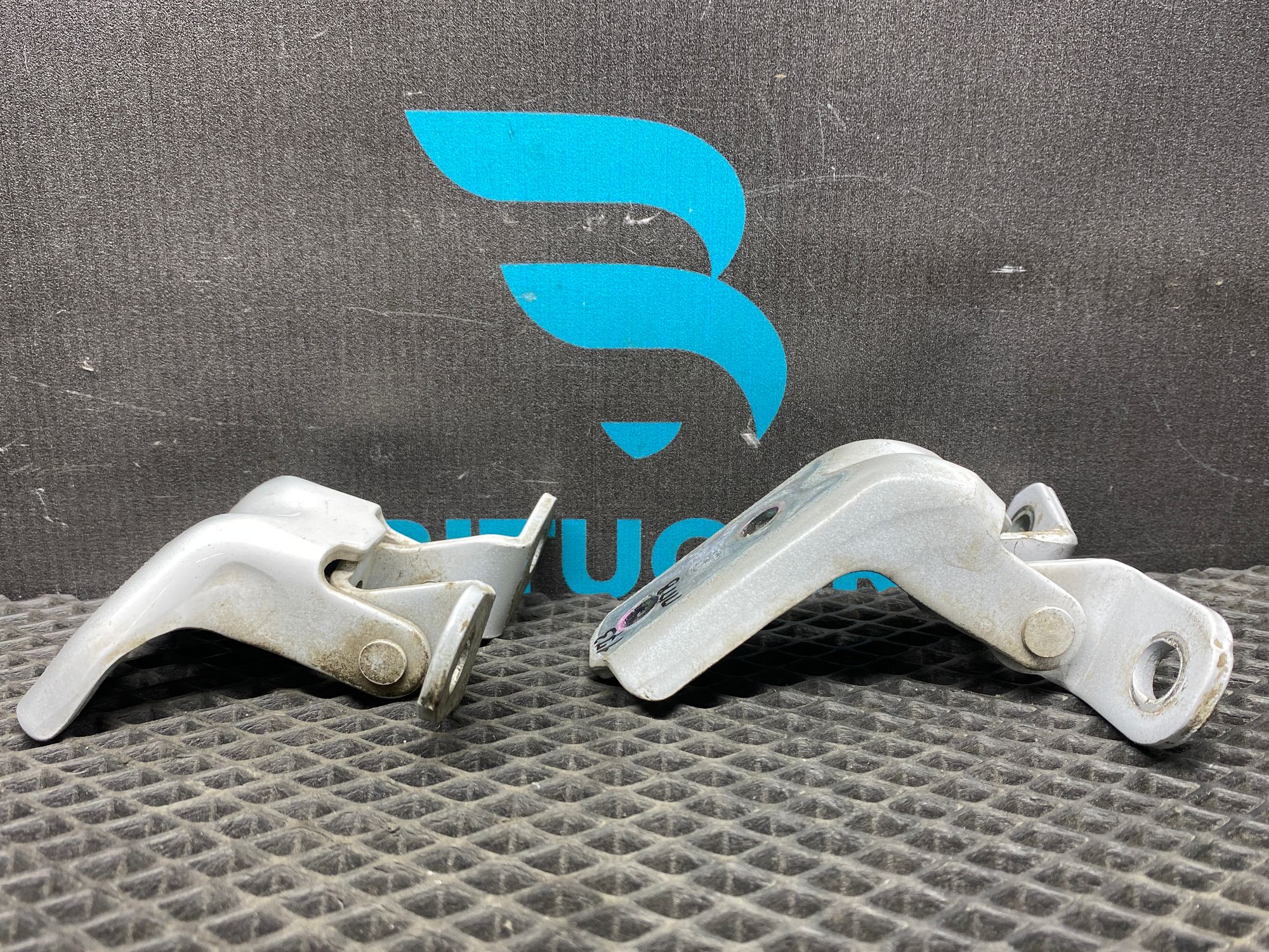 https://ycs.partsauto.market/partsauto-images/thmbs/userImages/c8f07ba63eb5b2f0f6006ea854bf8f7d/part/8543c1dc-fecf-4a13-b521-ebca6231afc6_1776940179103.jpg