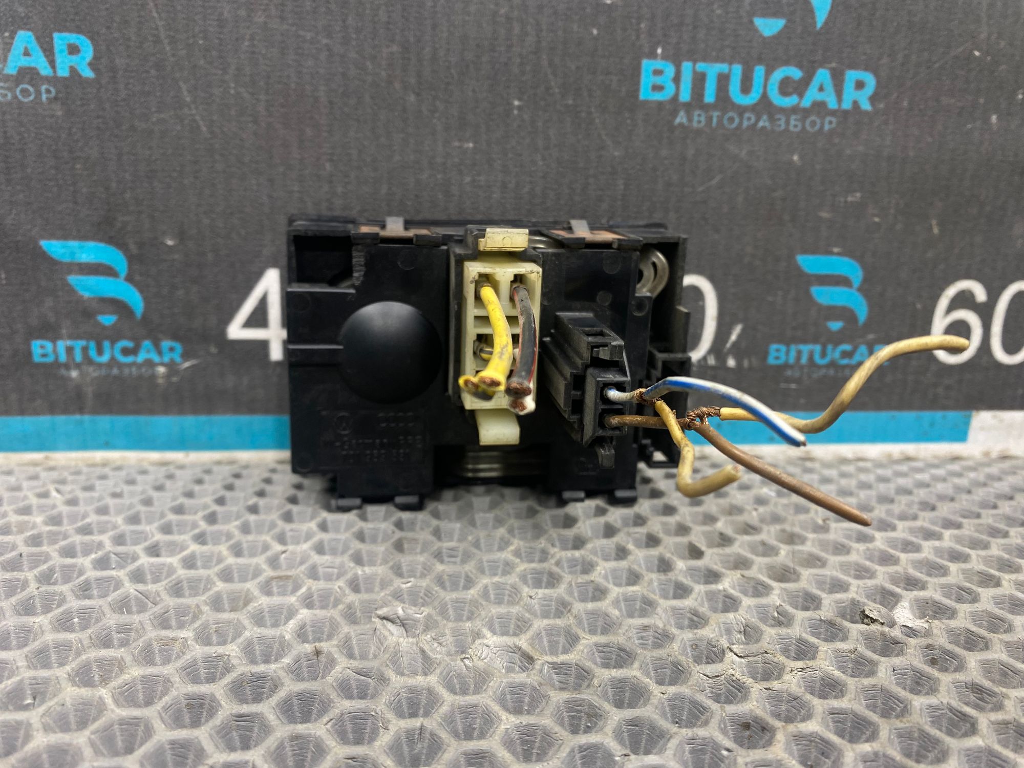 https://ycs.partsauto.market/partsauto-images/thmbs/userImages/c8f07ba63eb5b2f0f6006ea854bf8f7d/part/865a6ce7-0680-44b4-b1bf-14d193ba70e2_1771572884857.jpg