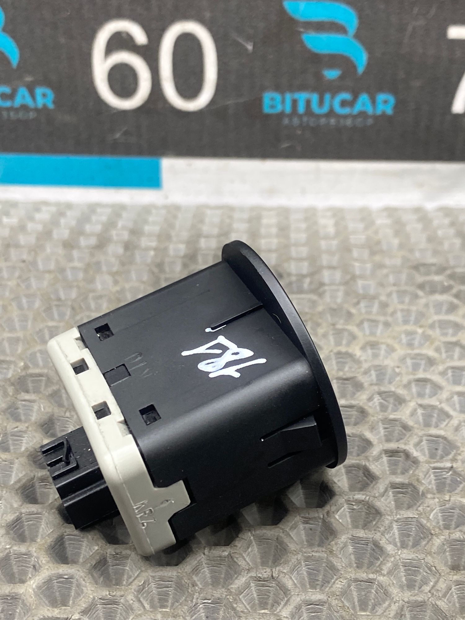 https://ycs.partsauto.market/partsauto-images/thmbs/userImages/c8f07ba63eb5b2f0f6006ea854bf8f7d/part/8a29a967-1020-49b9-8ab3-7ffd9230ca79_1767079417999.jpg