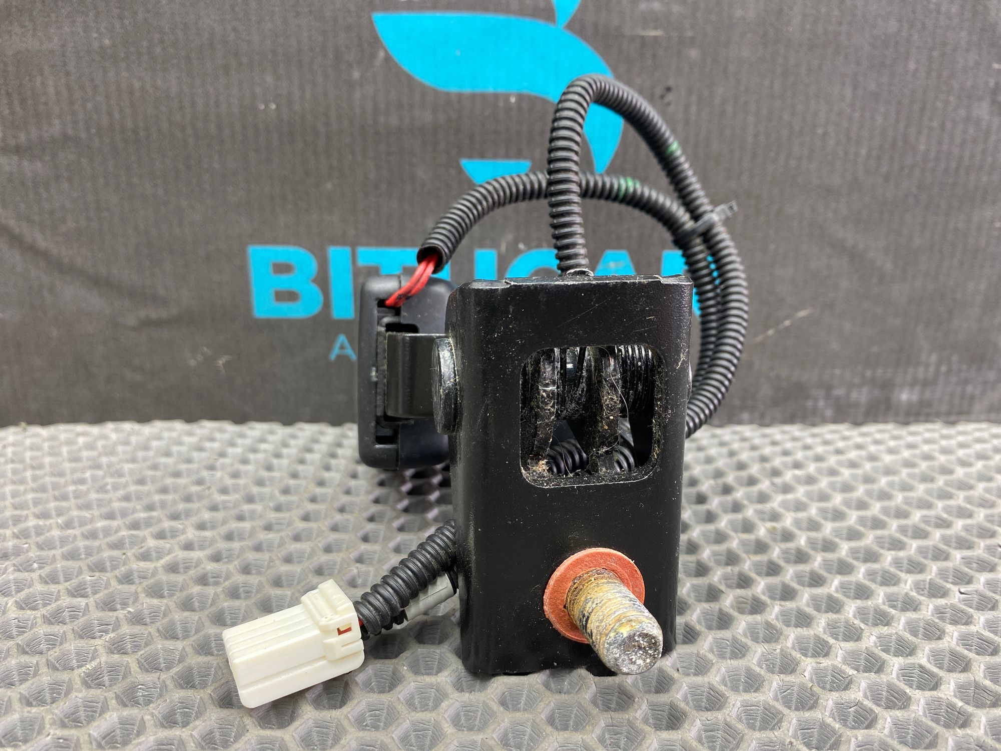 https://ycs.partsauto.market/partsauto-images/thmbs/userImages/c8f07ba63eb5b2f0f6006ea854bf8f7d/part/8c6bf8ec-b2fb-4b4a-bfc2-5733e337b122_1777534931522.jpg