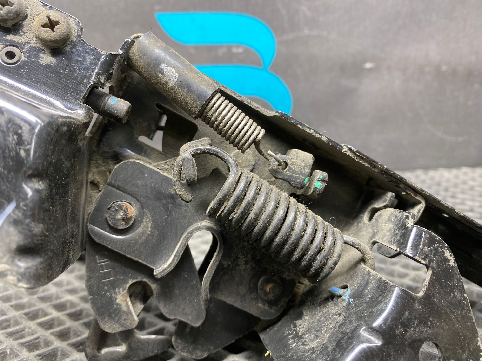 https://ycs.partsauto.market/partsauto-images/thmbs/userImages/c8f07ba63eb5b2f0f6006ea854bf8f7d/part/8d056e7f-a885-40b3-be44-8edbf3c265b8_1776933181203.jpg