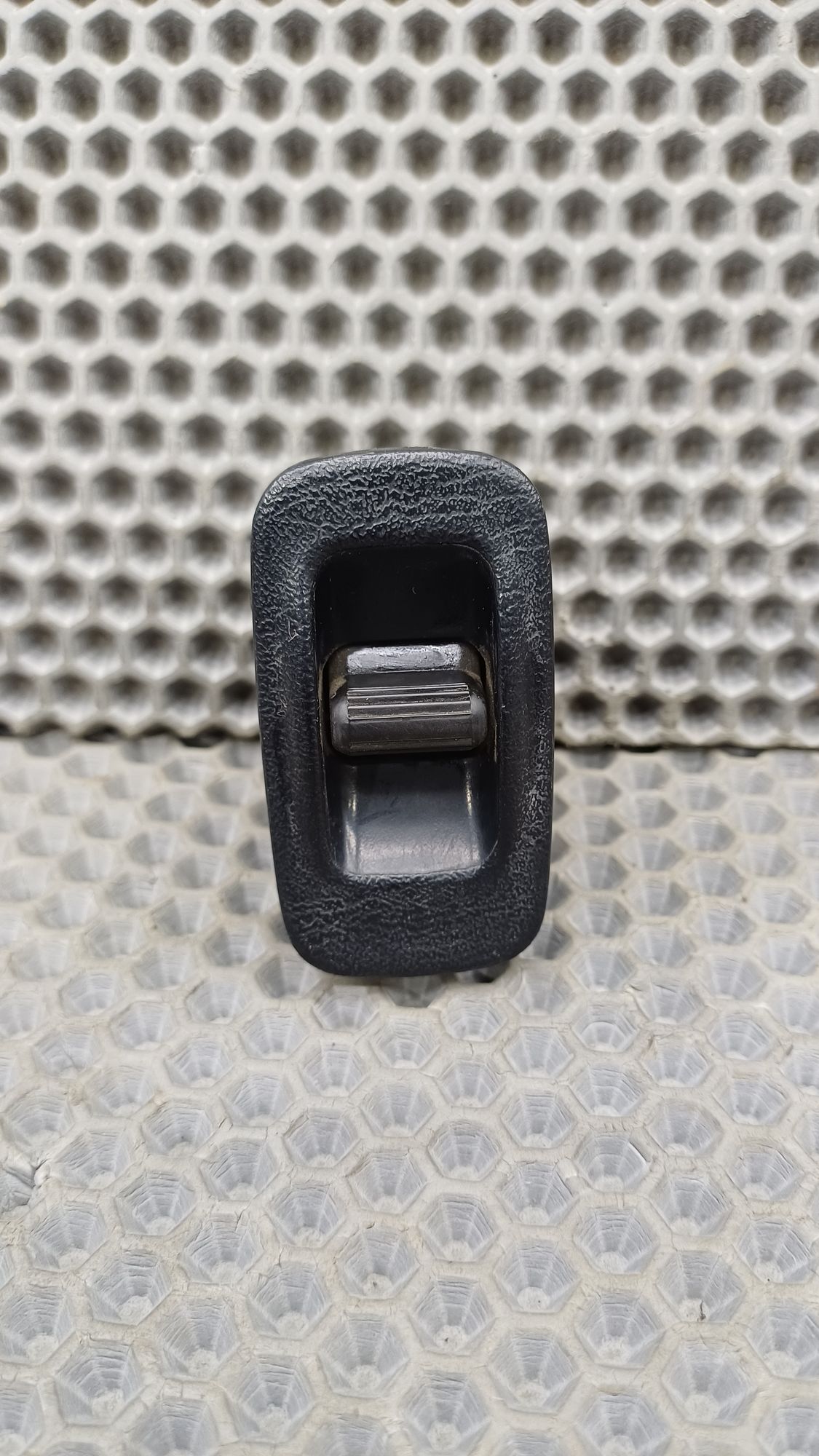 Б/У Кнопка стеклоподъемника задняя правая Toyota CARINA E 6 дорест. 1992—1996 1994 Зеленый, 590 рублей, Краснодар