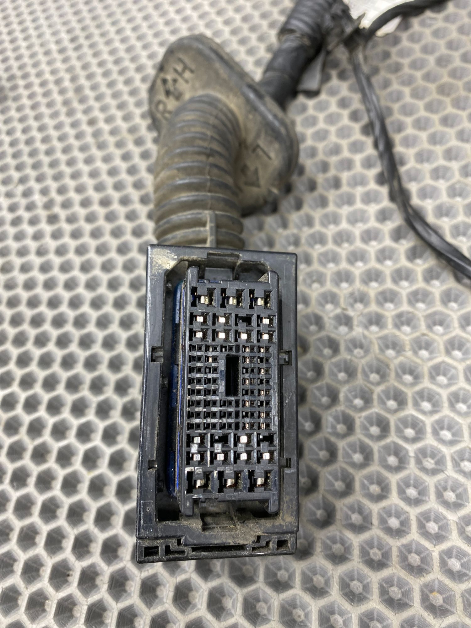 https://ycs.partsauto.market/partsauto-images/thmbs/userImages/c8f07ba63eb5b2f0f6006ea854bf8f7d/part/8ff2474d-c857-40bc-b6f5-3267a1c0b69b_1776949308183.jpg