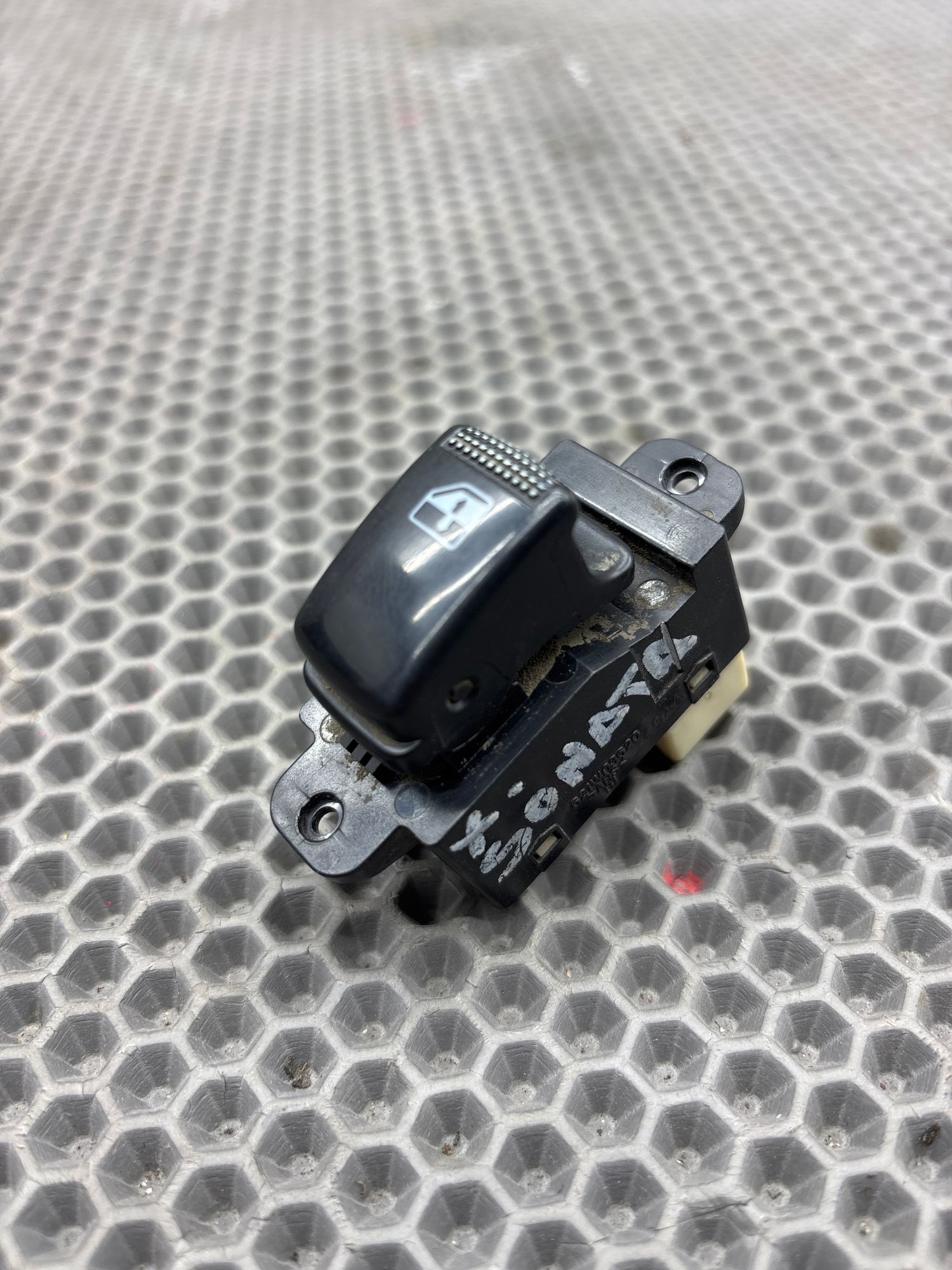 Кнопка стеклоподъемника задняя Нyundаi Sоnatа EF G6ВА 1998-2013, 690 рублей, Краснодар