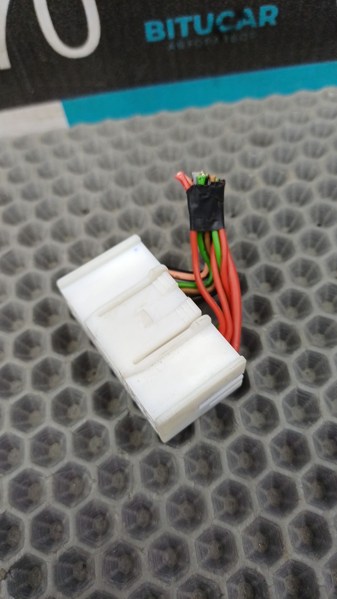https://ycs.partsauto.market/partsauto-images/thmbs/userImages/c8f07ba63eb5b2f0f6006ea854bf8f7d/part/99517afa-bc04-4cbd-a256-df57213fb8a6_1775049548702.jpg