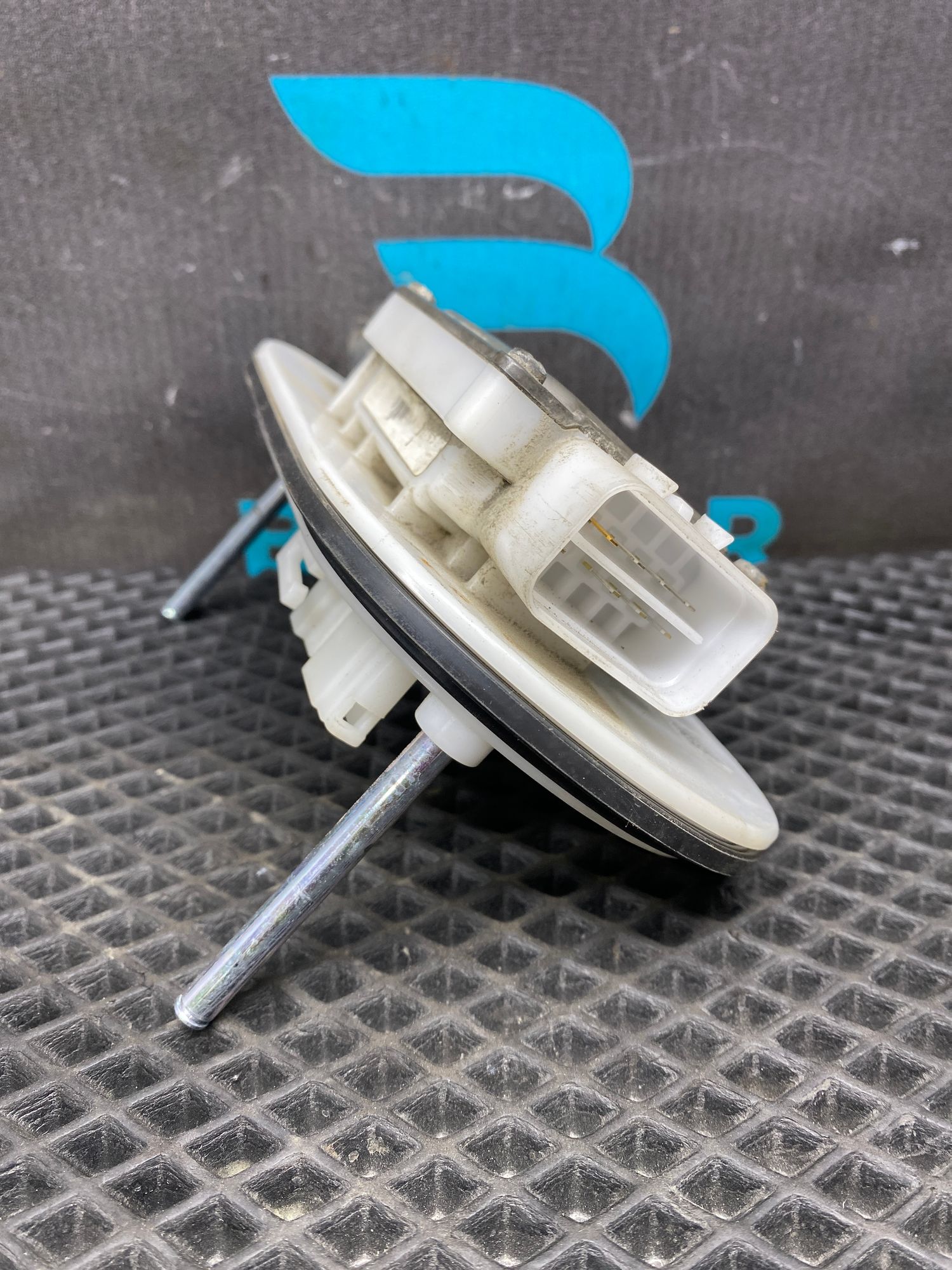 https://ycs.partsauto.market/partsauto-images/thmbs/userImages/c8f07ba63eb5b2f0f6006ea854bf8f7d/part/9f4b3bf9-be72-4943-9cb3-f68627f90b95_1777359504386.jpg