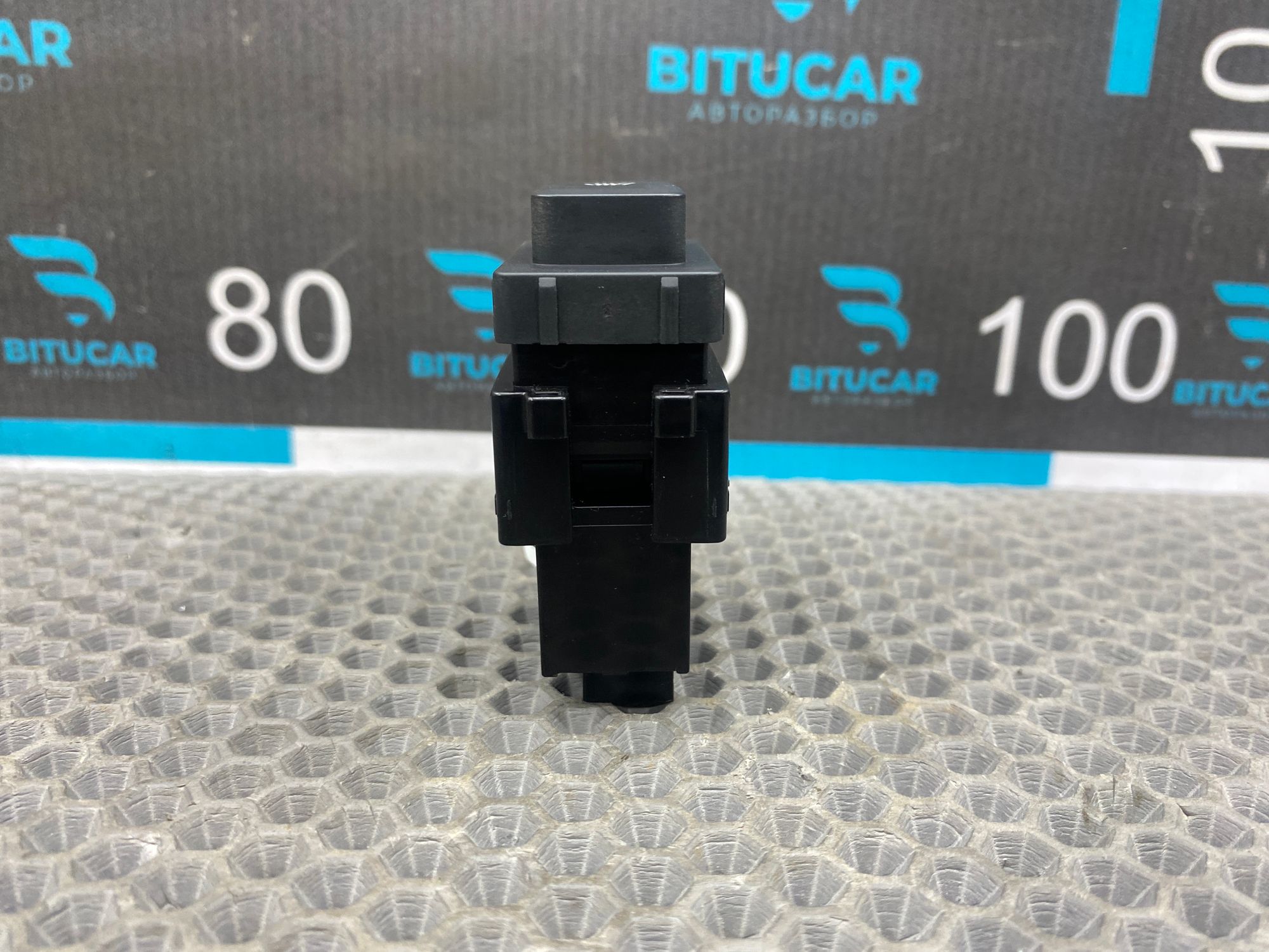 https://ycs.partsauto.market/partsauto-images/thmbs/userImages/c8f07ba63eb5b2f0f6006ea854bf8f7d/part/a18de88c-bb12-437f-a1ff-57da55b95731_1766234596457.jpg