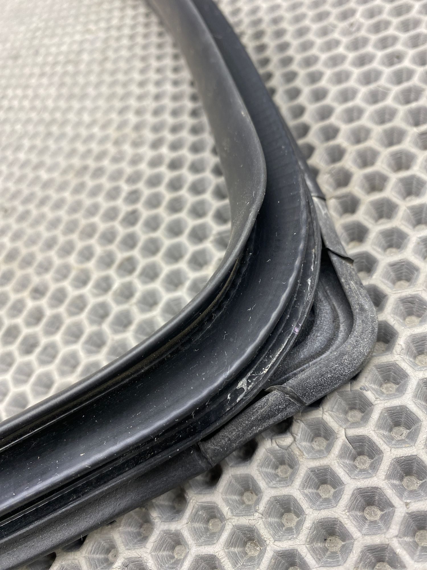 Б/У Уплотнитель дверного проема задний левый Kia Ceed 1 ED (G4FC) 1.6L AT 2010 хэтчбек, 990 рублей, Краснодар