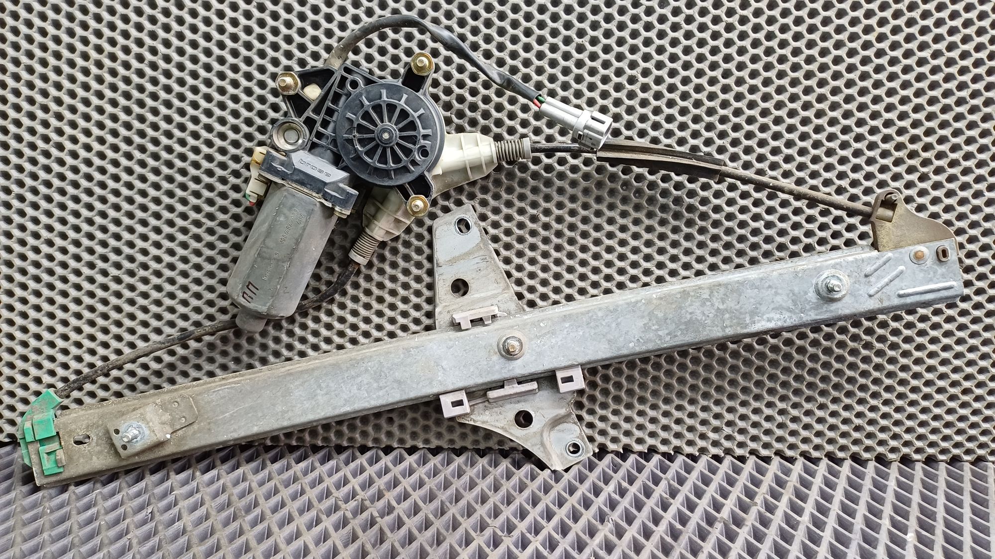 Б/У Стеклоподъемник передней левой двери Toyota CARINA E 6 дорест. 1992—1996 1994 Зеленый, 2990 рублей, Краснодар