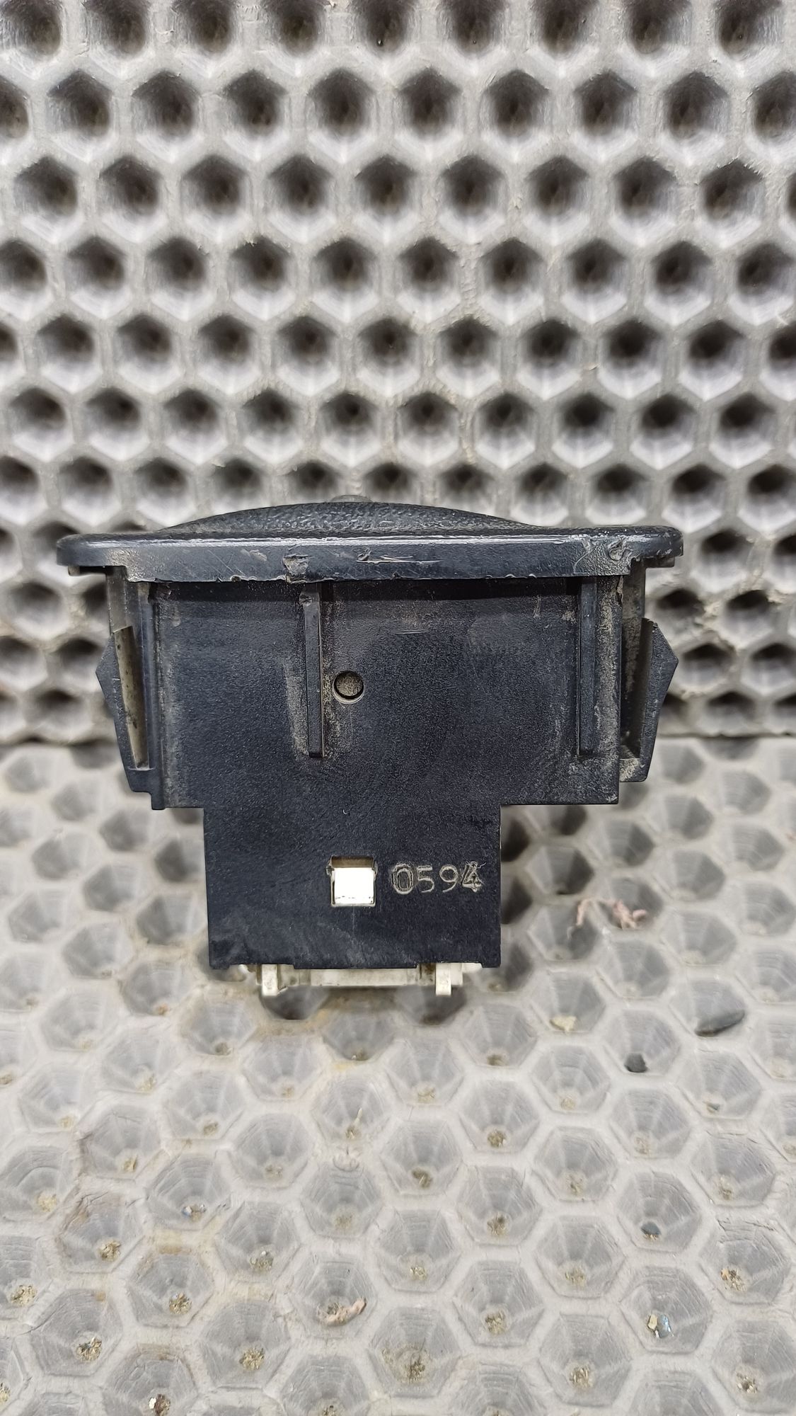 Б/У Кнопка стеклоподъемника задняя левая Toyota CARINA E 6 дорест. 1992—1996 1994 Зеленый, 499 рублей, Краснодар