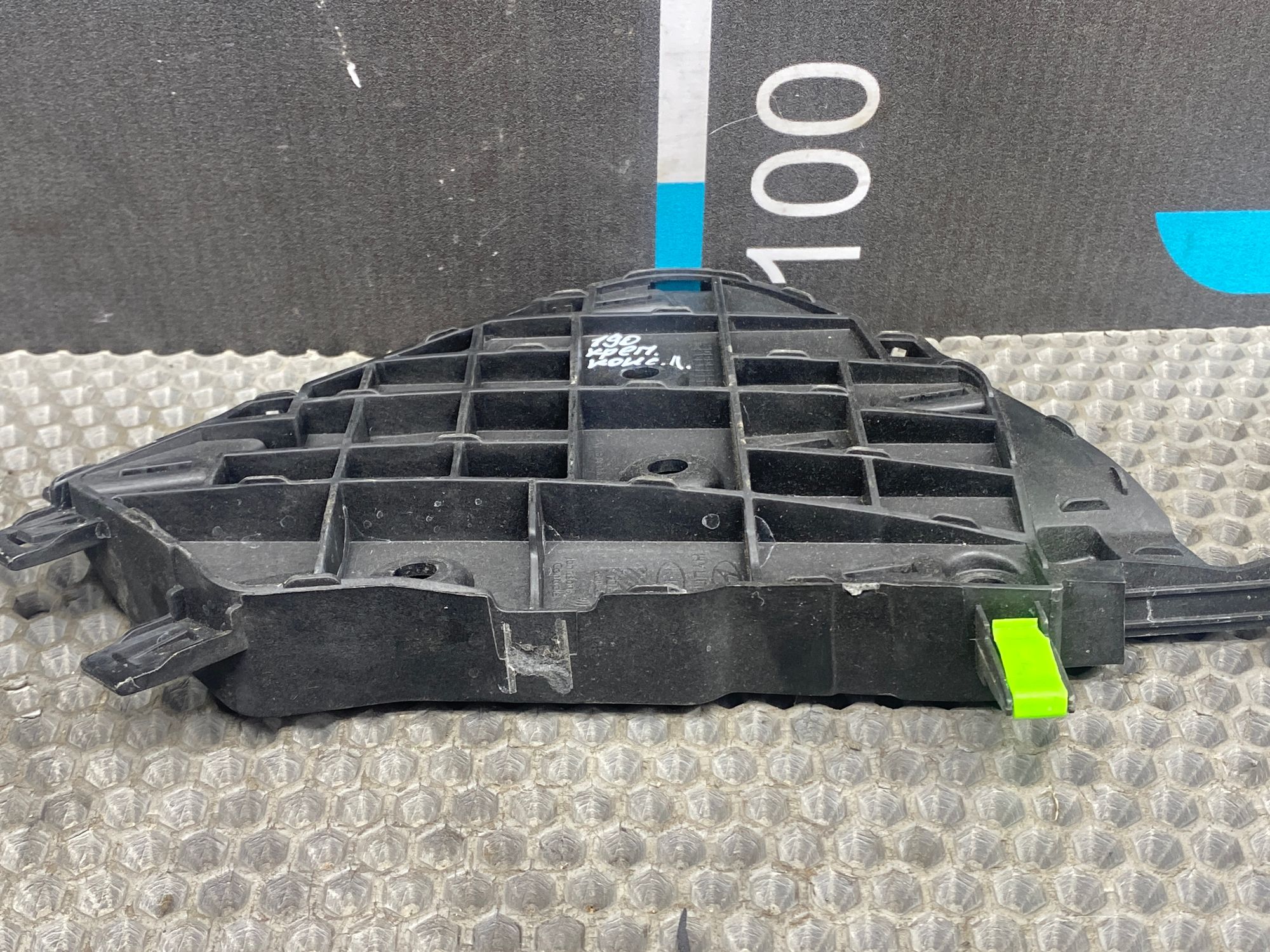 Б/У Кронштейн крепления центральной консоли Kia Ceed 2 JD (G4FG) 1.6L AT 2013 Хэтчбек левое, 890 рублей, Краснодар