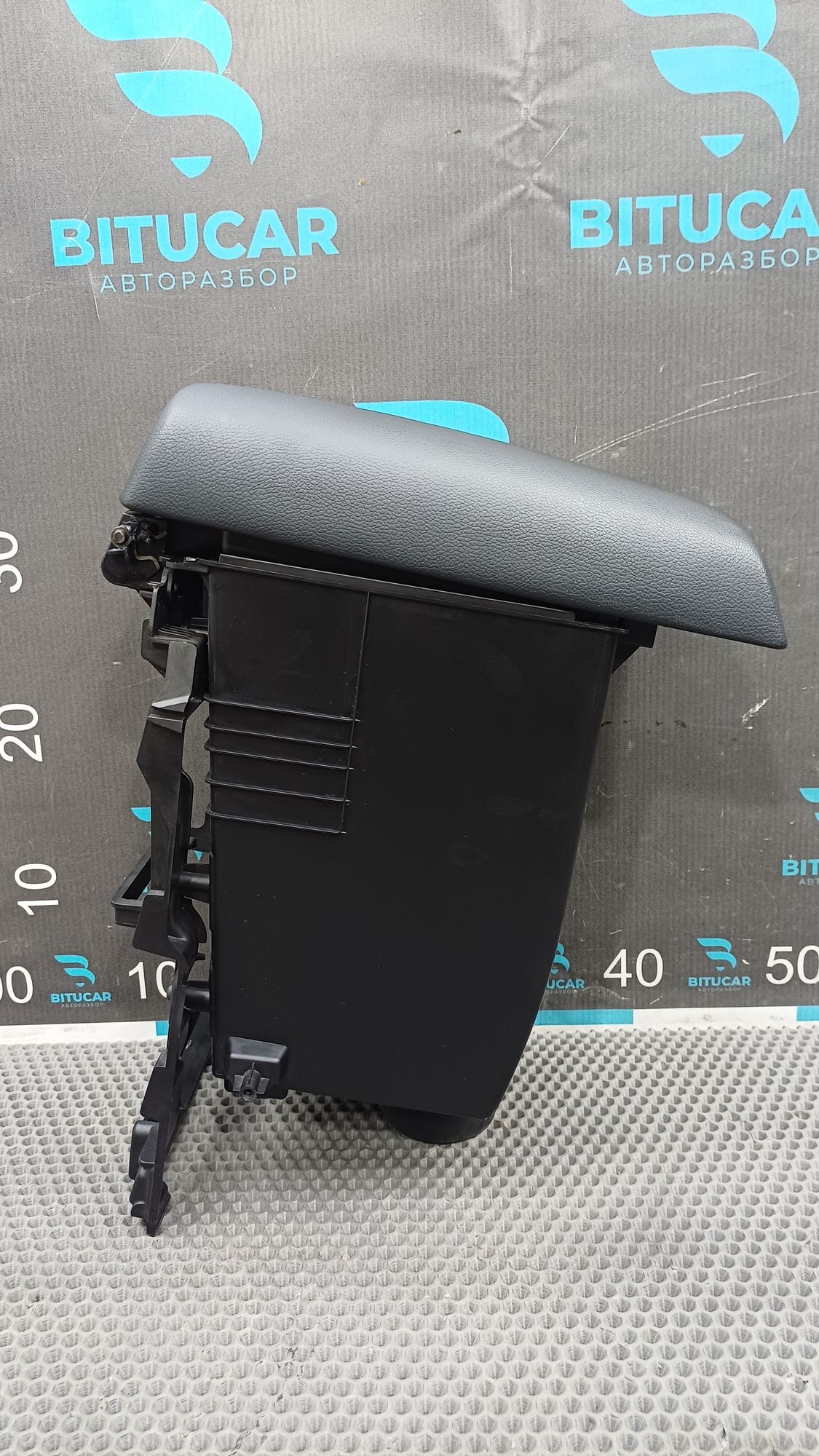 https://ycs.partsauto.market/partsauto-images/thmbs/userImages/c8f07ba63eb5b2f0f6006ea854bf8f7d/part/b40f85f7-fdb9-4c1c-b25e-9f2587e4a1df_1777357418823.jpg